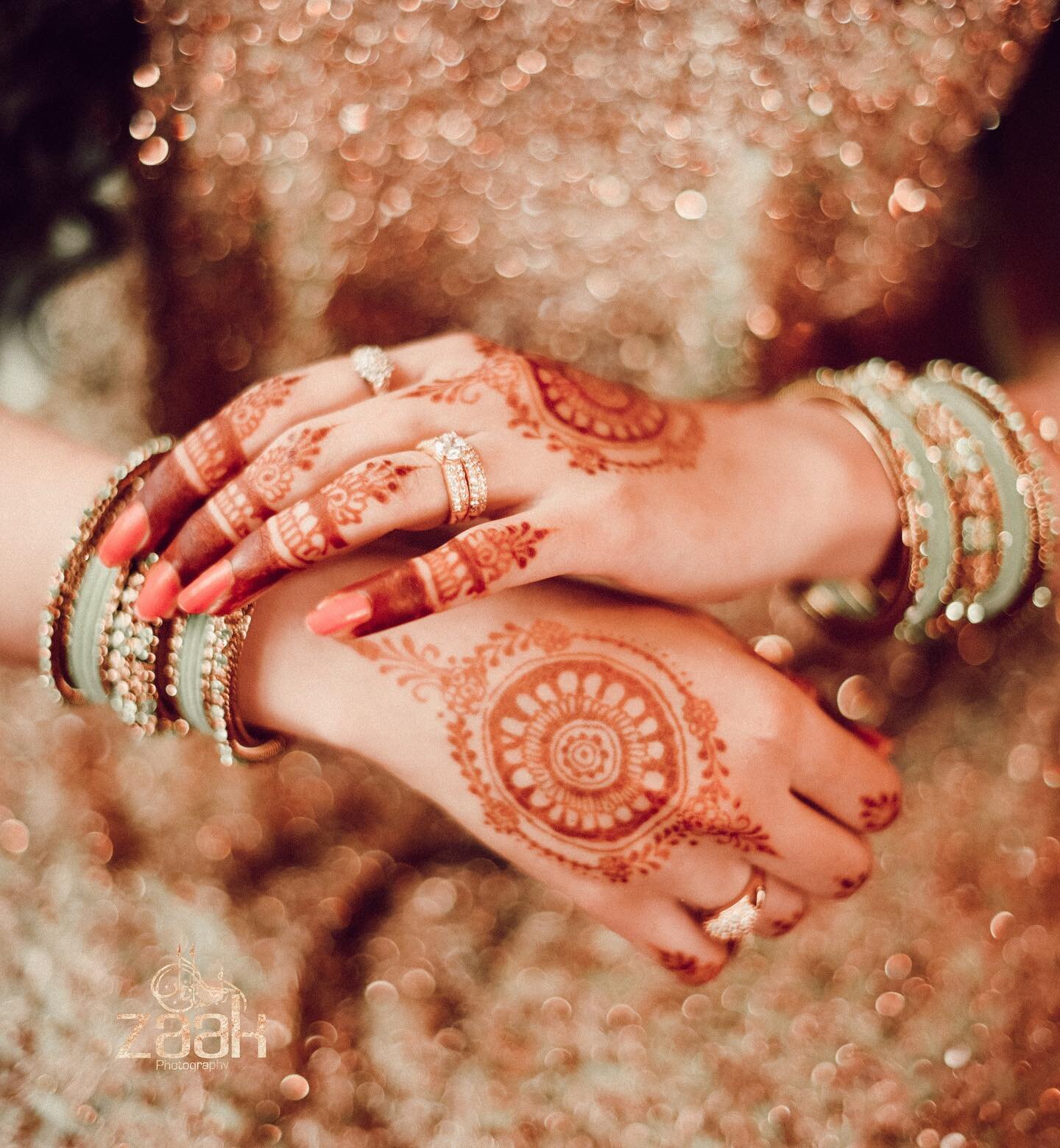 Something about the simple mehndi is just so beautiful... 
Glad to see more and more of the traditional designs make a come back.. 
xox
Zahra 
#zaak #zaakphotography #weddingmehndi #mehndistain #mehndidesigns #mehndibride #henna #weddingphotographers