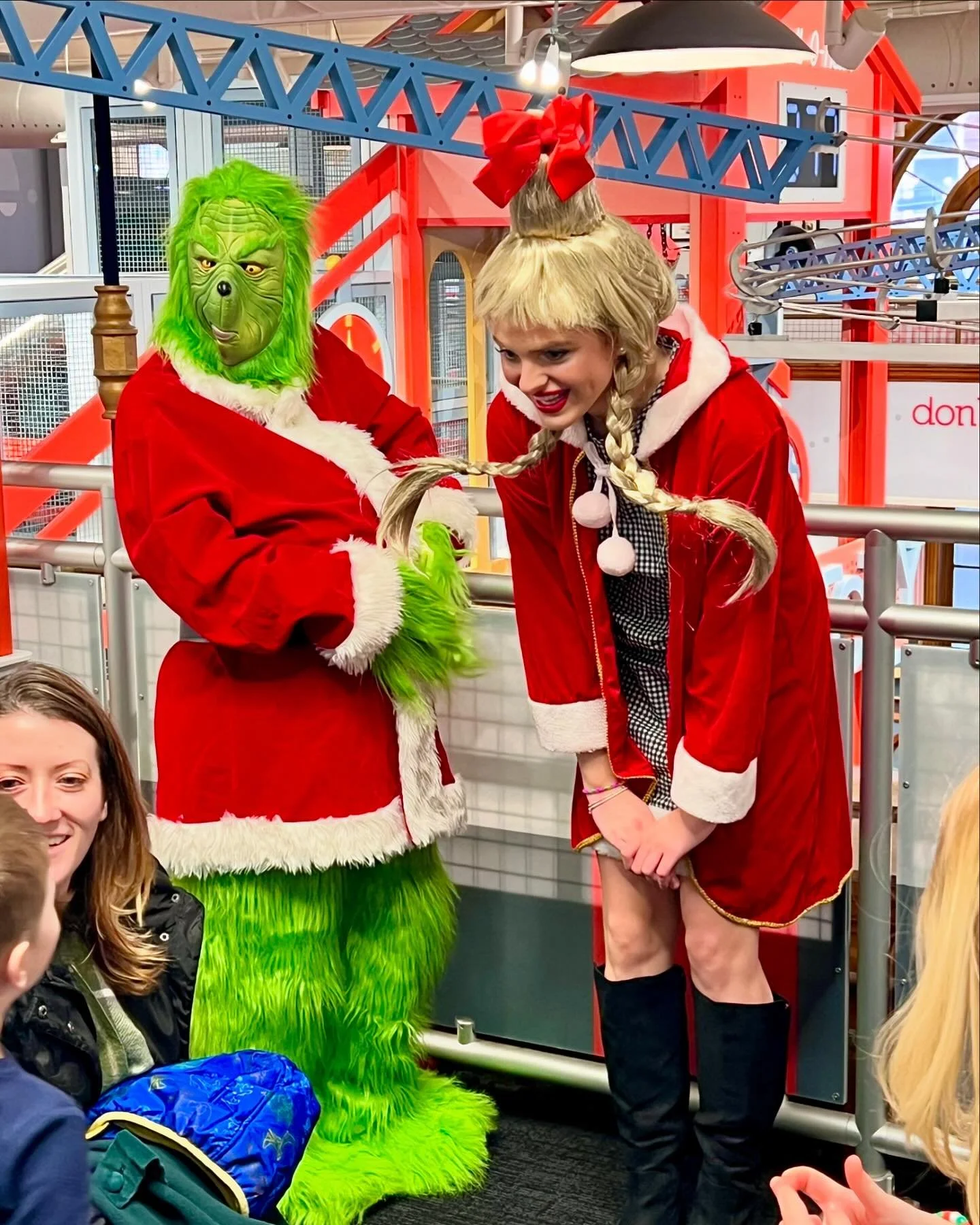 We had a wonderful morning with the Grinch and Cindy Lou Who at the Character Breakfast at @discoveryworldonmarket 🎄

Tickets are available for our other holiday events, Trimmed and the Tree Auction, at uwamov.com/festivaloftrees 

#LiveUnited #Cent