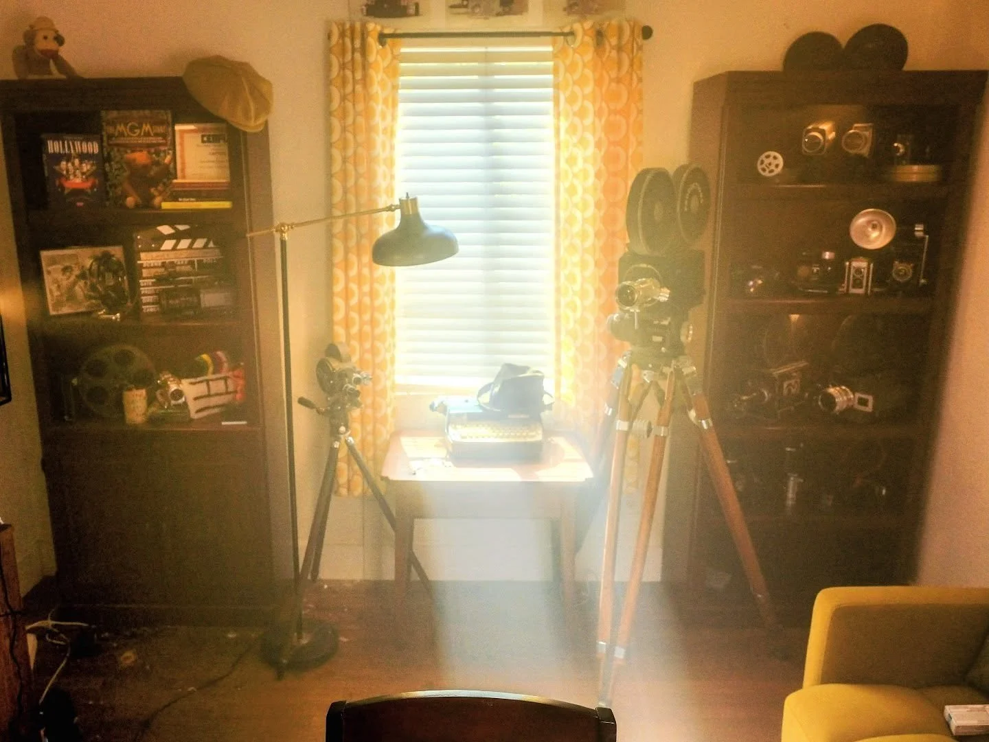 My sweet digs
New bg for Vintage Filmmaker videos ((Stay tuned))

#vintagelove #vintagetoys #vintagecamera #oldhollywood #filmmaker #moviecamera #classicfilm