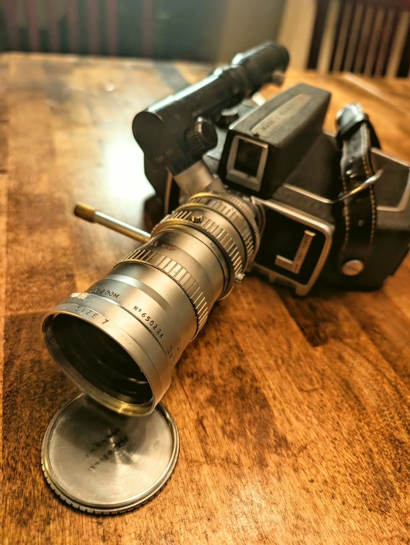 All about that glass 🥂 B&amp;H 240, looking particularly Bolex-inspired. Working on a new video with this particular lens and about reflex lenses in general. Stay tuned!!

#film
#vintage 
#movie 
#camera
#bolex 
#lensculture
#oldhollywood