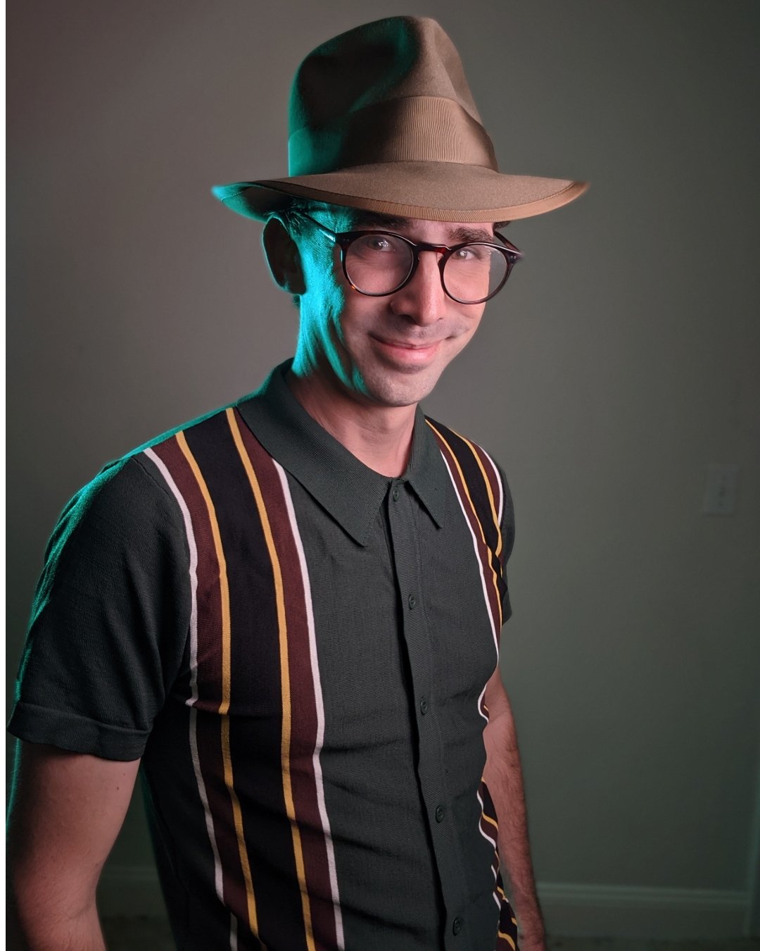 Channeling vintage filmmaker vibes 🎥

The hat wasn&rsquo;t just a new addition in 2021 &mdash; it sparked a whole new personal aesthetic.

Who else finds their creativity amplified by the right look?

#vintagefilmmaker #retrostyle #creativeaesthetic