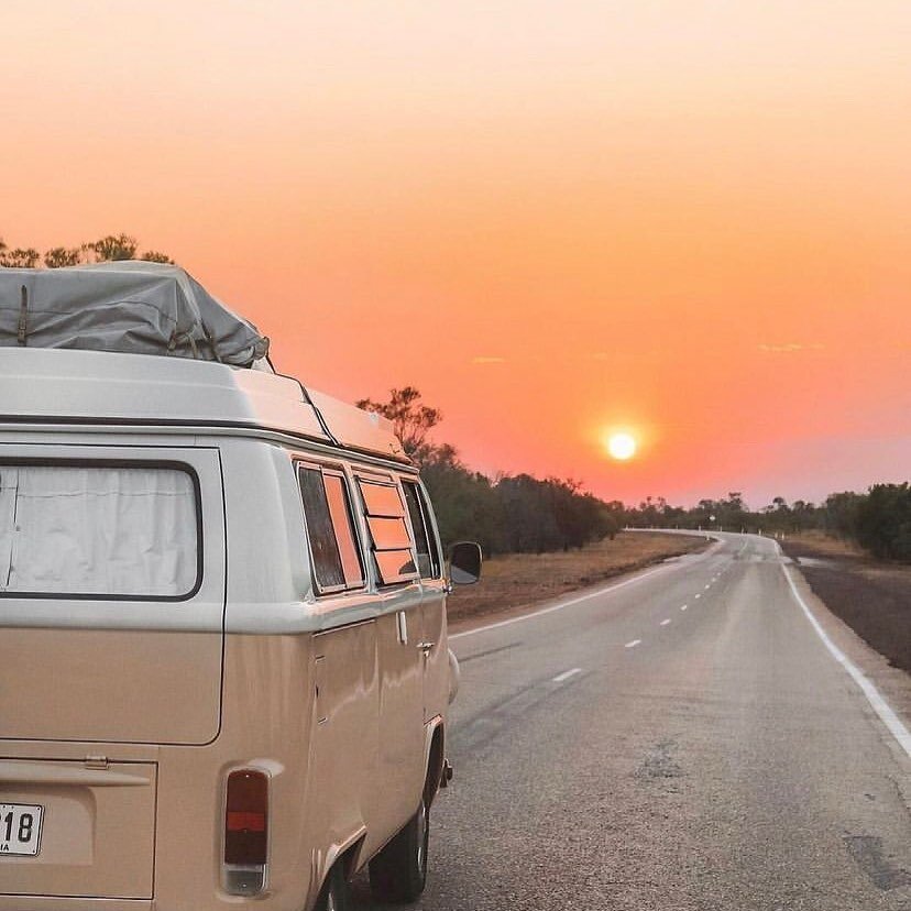 Einfach ab in den Van und in den Sonnenuntergang ans Meer fahren&hellip;
K&ouml;nnte ich mir jetzt gut vorstellen, statt meine 10 Meter lange todo Liste abzuarbeiten. 
Wo fahrt ihr im Sommer hin? Eher Deutschland oder ab ins Ausland?
-
📸 @elisecook 