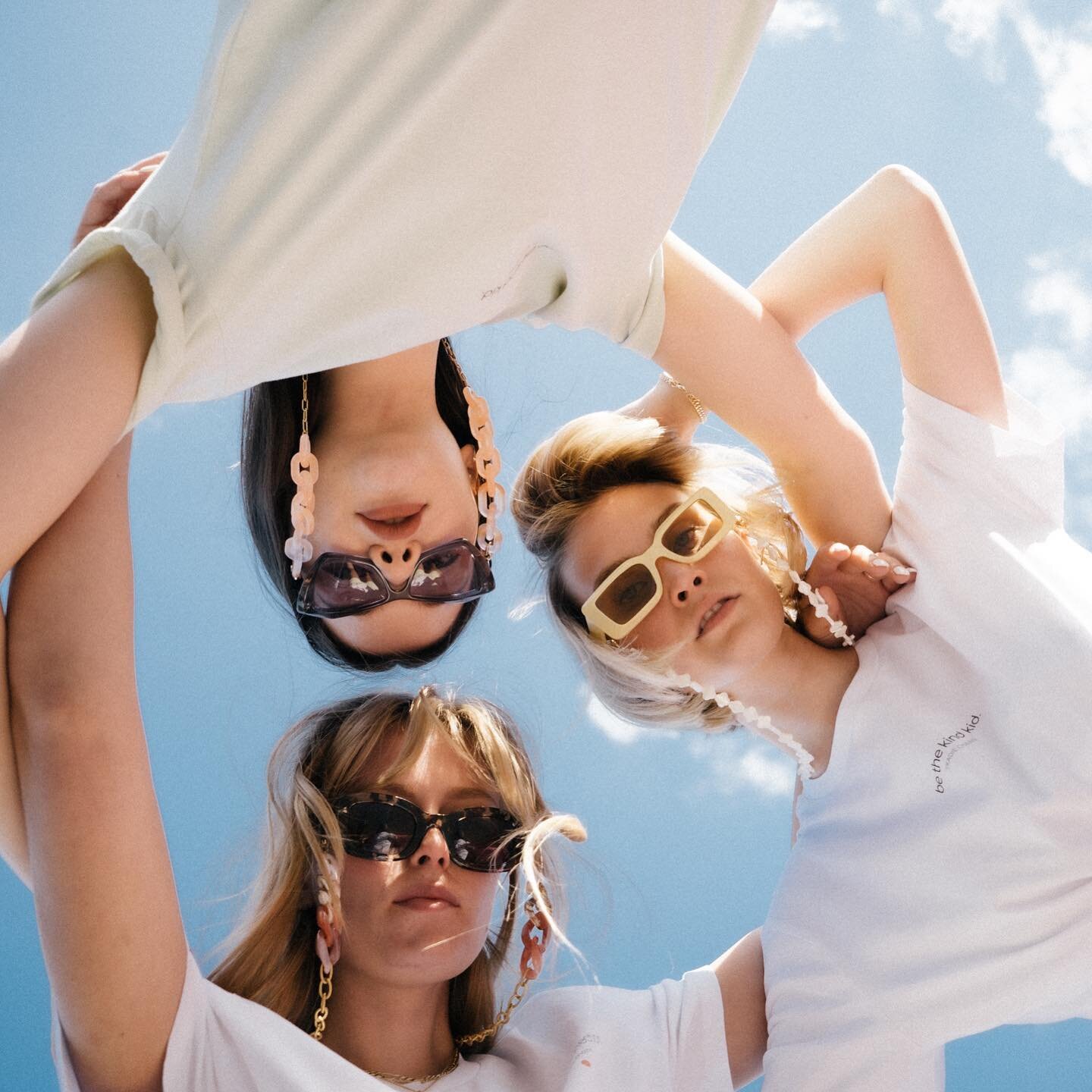 Happy sunday 🧡
-
📸 @i_heart_snapshots Models: @un_dinero @__kami__kaze @riapauline 
-
#sky #fotooftheday #niceshoot #shootingday #pimpyourstyle #bethekindkid #kindnessisthenewcool #leipzigfashion #leipziglocals #leipzigshopping  #newaccessories #so