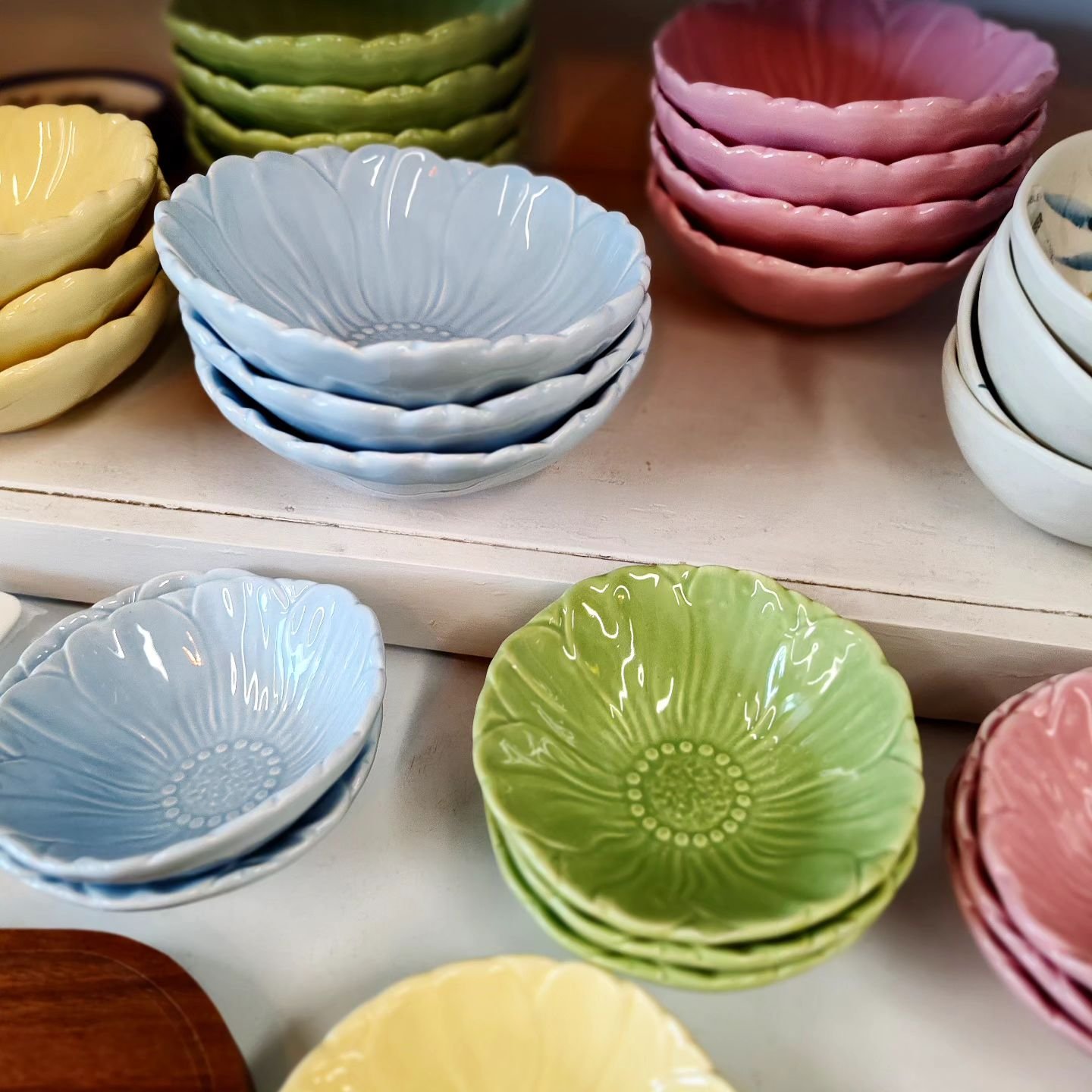 April showers bring May flower...bowls 🌷🌧️ You have to grab one of these cute bowls for your spring time table!