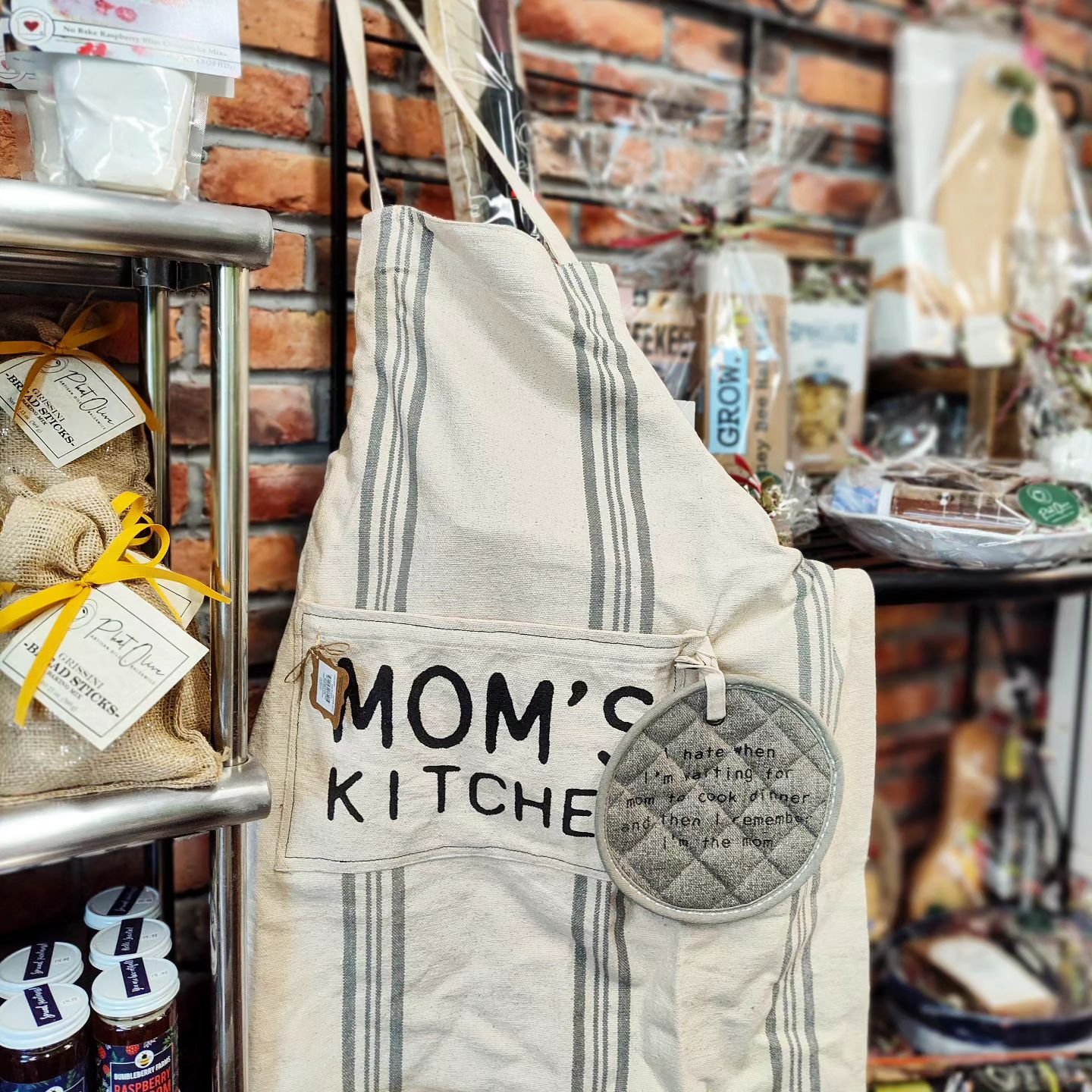 Mom's Kitchen: Where magic happens, one recipe at a time. 🍴✨