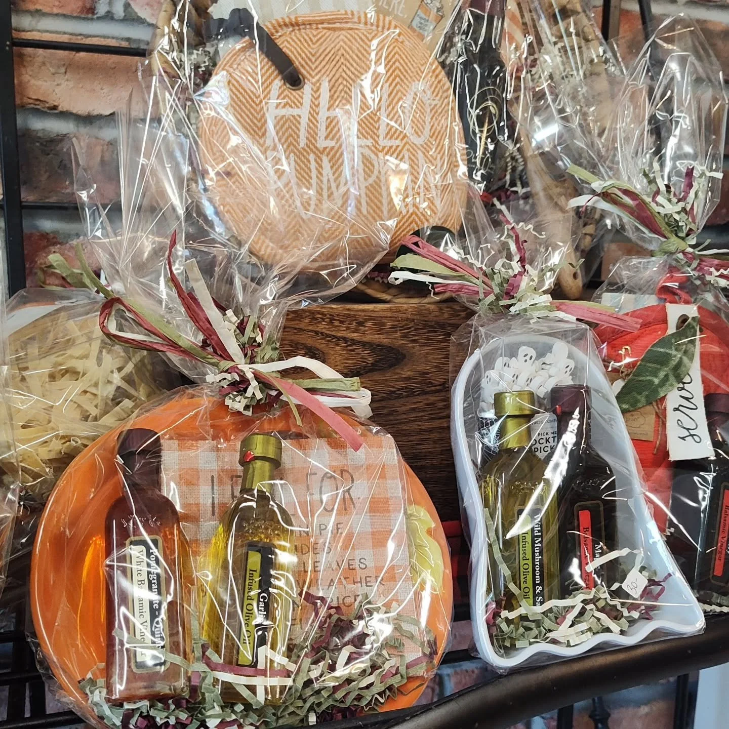 Whether it's a spooky soir&eacute;e or cozy fall dinner, we have gifts that are both tasty and thoughtful 🍁🎃🫒