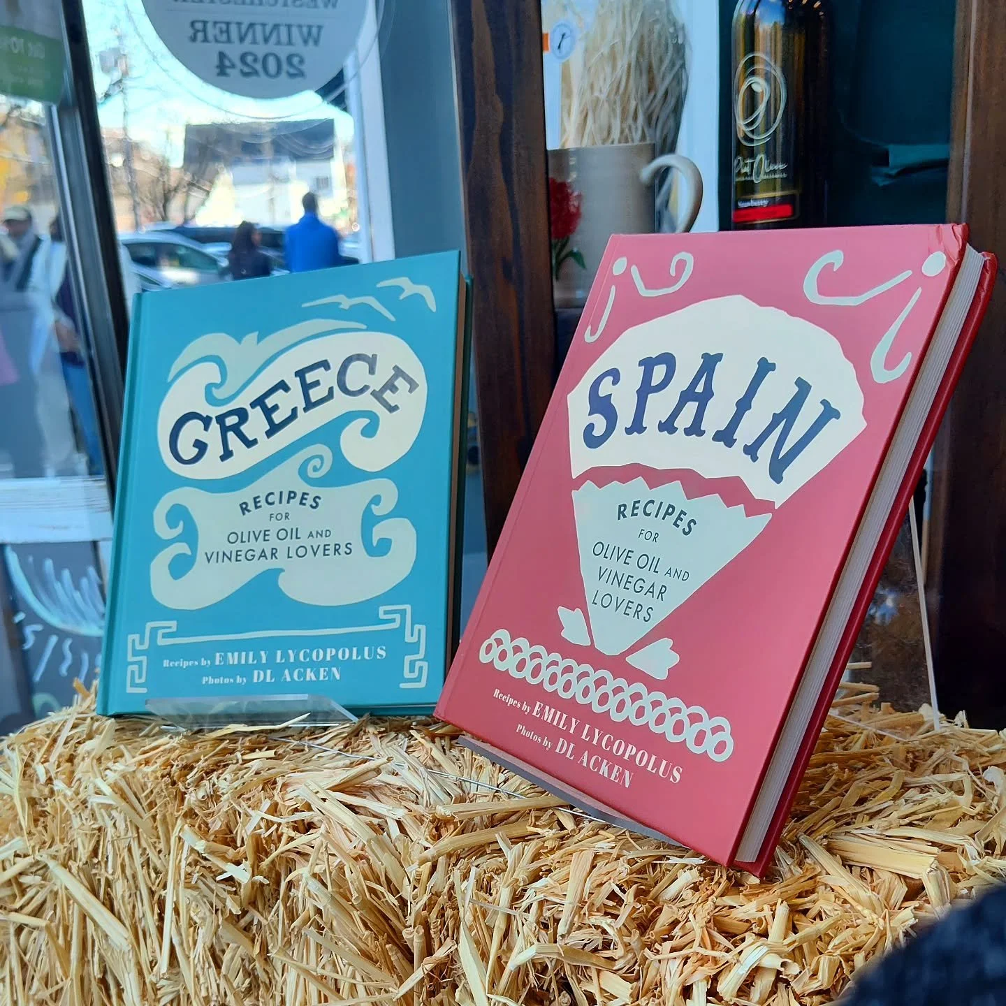 Cook up something amazing with one of our recipe books, highlighting the best of our oil and vinegar flavors! 📖🍽️