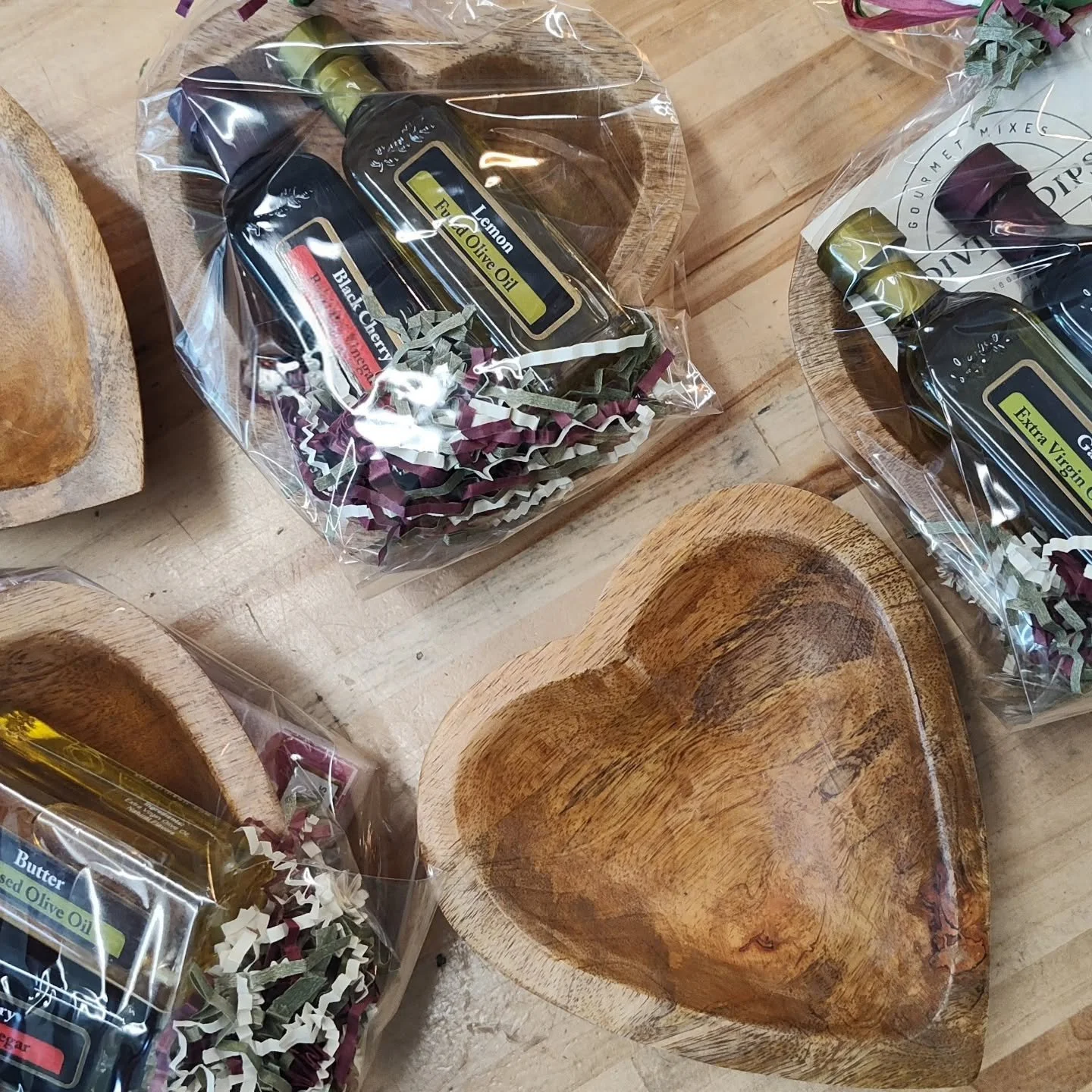 Valentines Day is quickly approaching! Show your love with a little oil and vinegar 💕