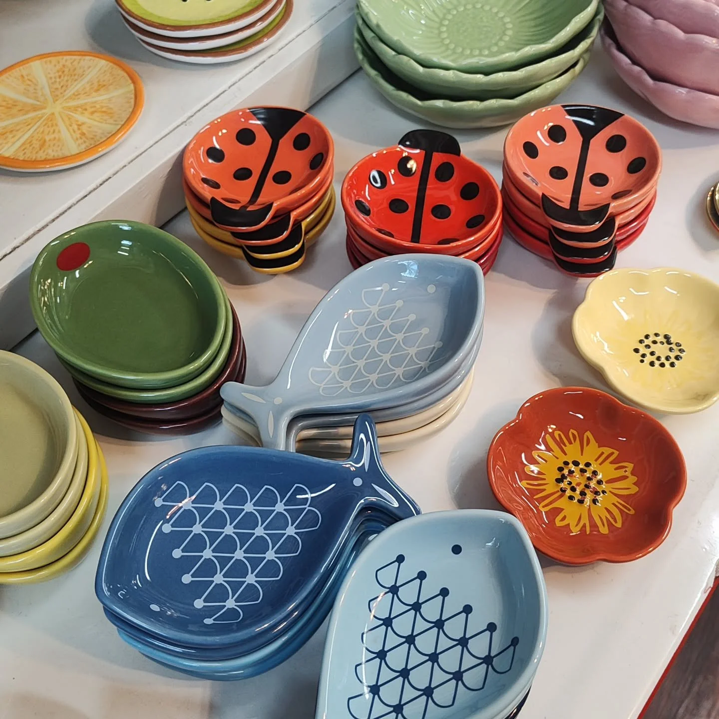 Restock of dipping and pinch dishes! Which are you choosing? Olives, ladybugs, flowers or fish? 🫒🐞🌸🐟