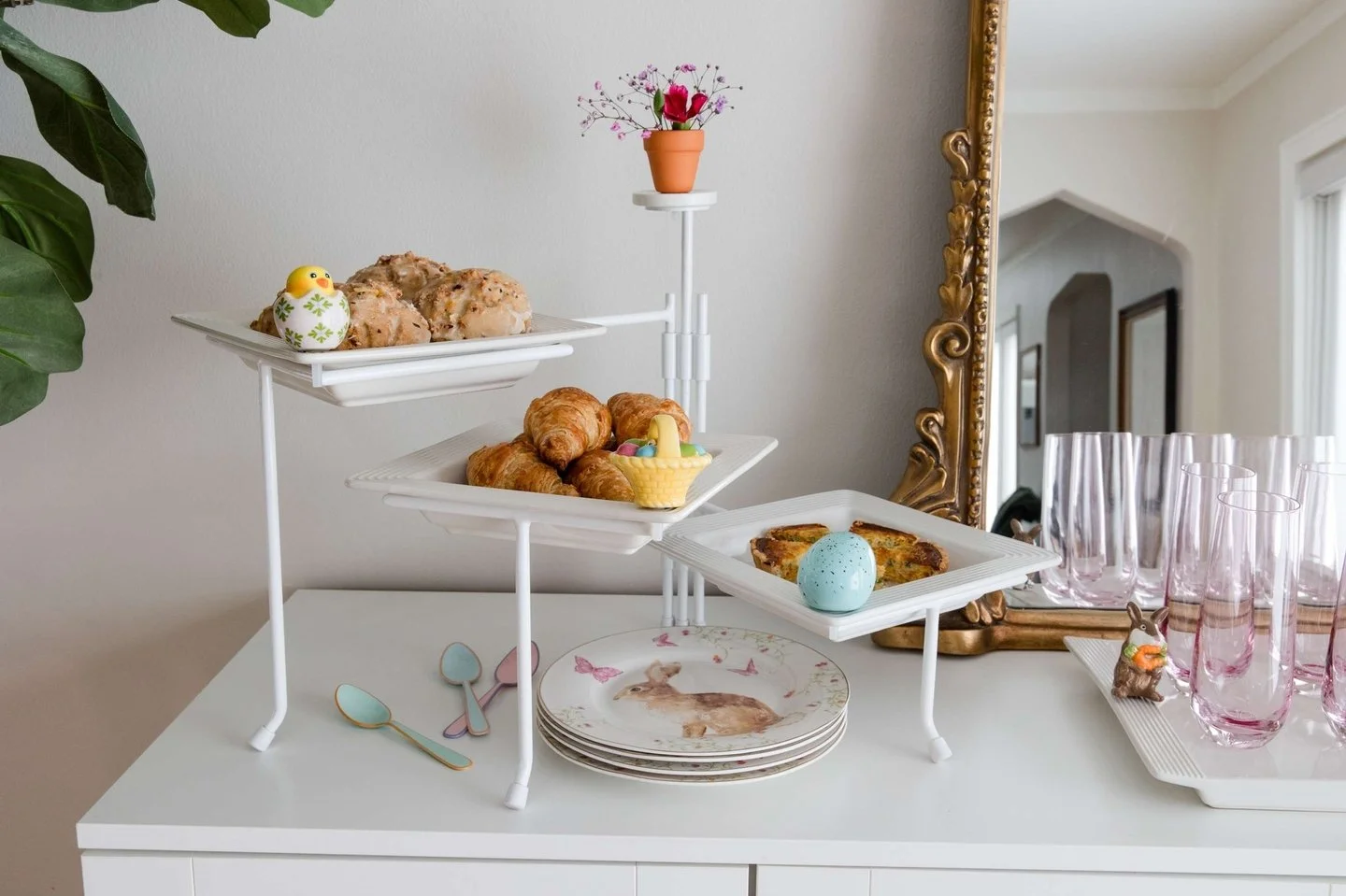 Get ready for Easter this Sunday with a little Phat Olive and Nora Fleming! 🐰 Just swap in an easter "mini" and the table&rsquo;s ready.