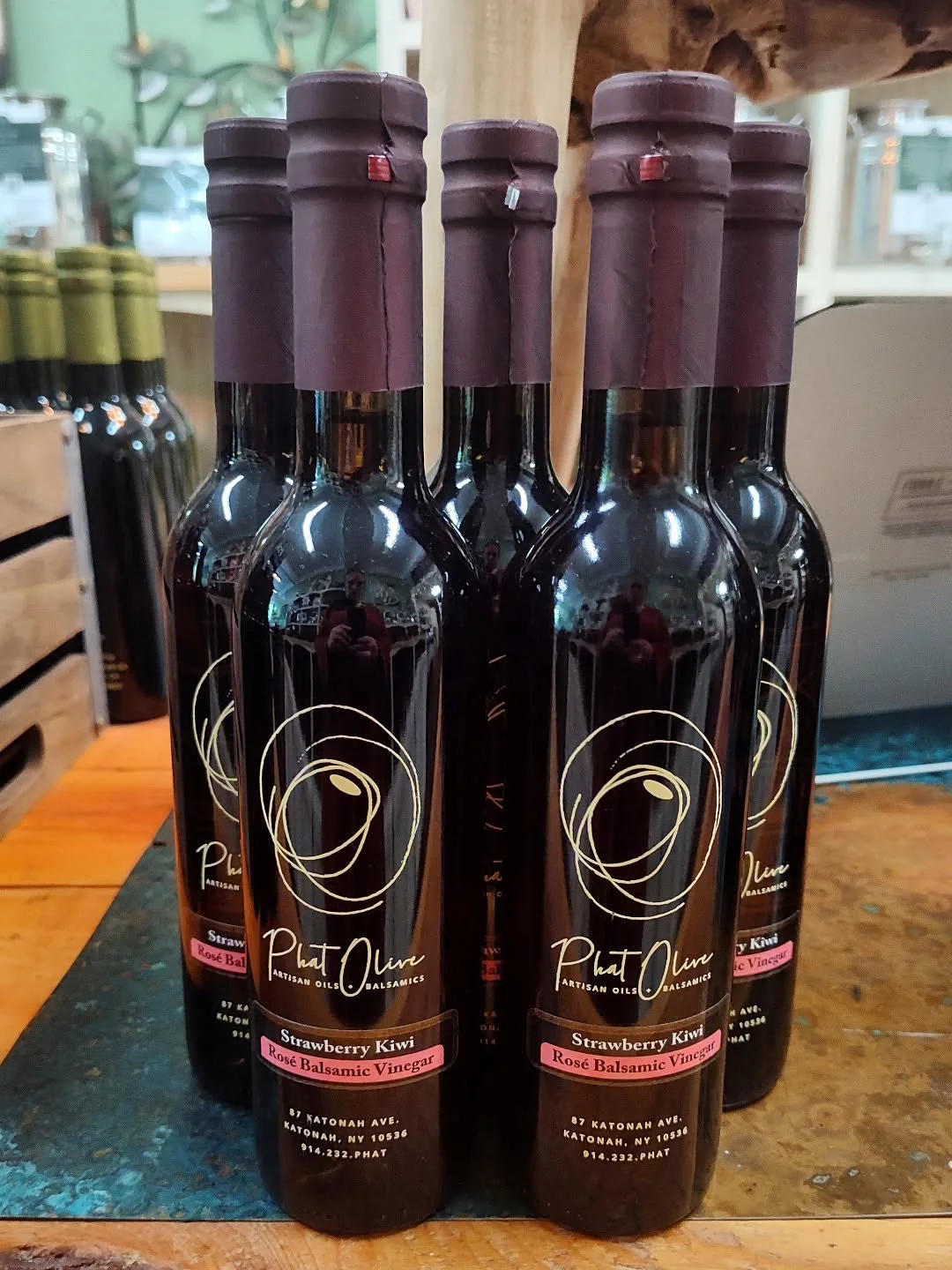Cool off with one of our lighter sweeter flavors like the Strawberry Kiwi Ros&eacute; Balsamic 🍓🥝