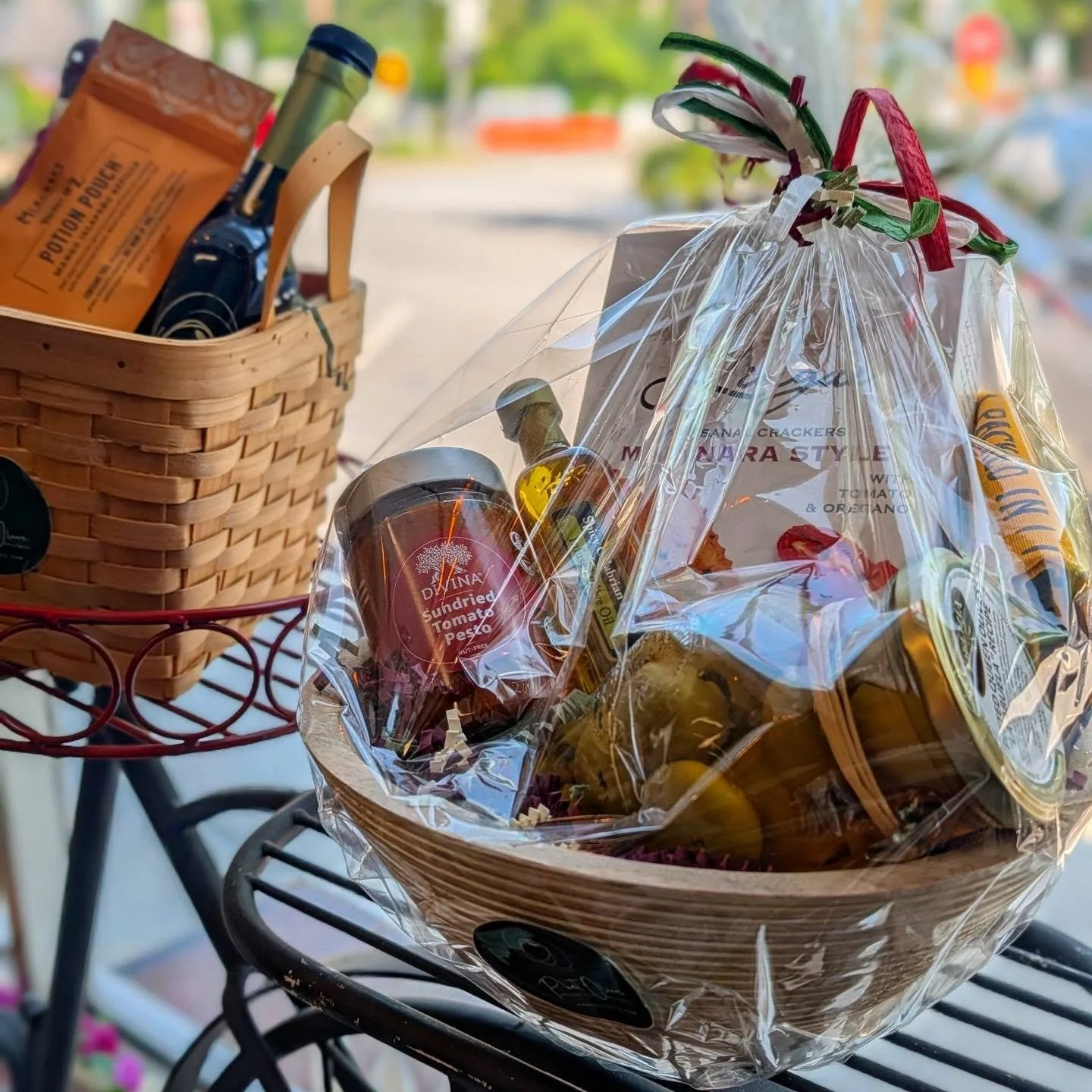 Heading to a summer party? Bring a little something delicious! ☀️🫒 Our gift baskets make the perfect host gifts