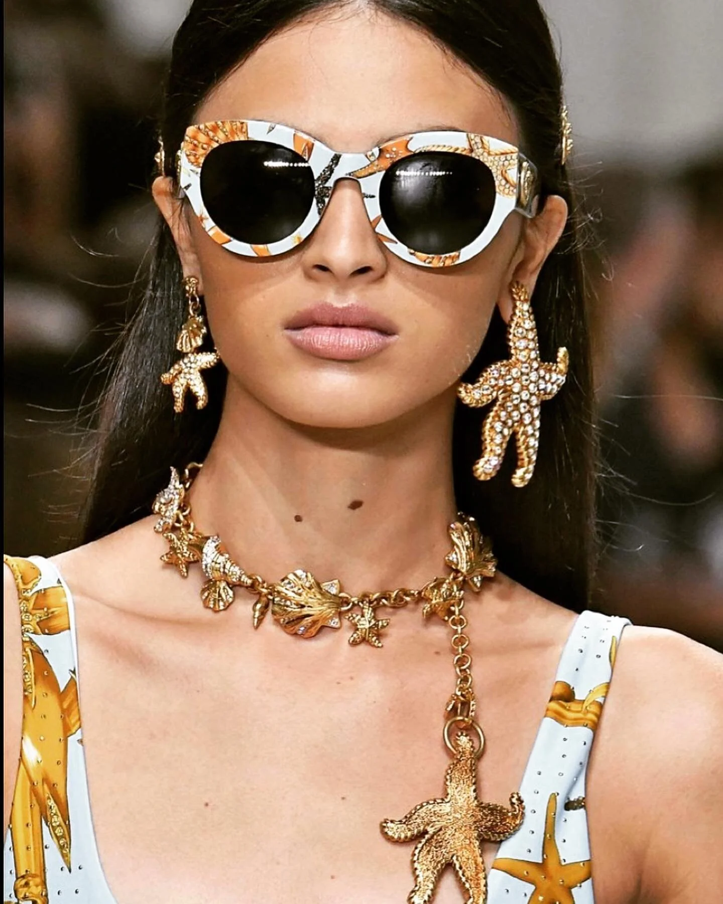 #Versace Spr&rsquo;21🧜🏾&zwj;♀️

#jewelry #starfish #seashells 
#details #ileinspo