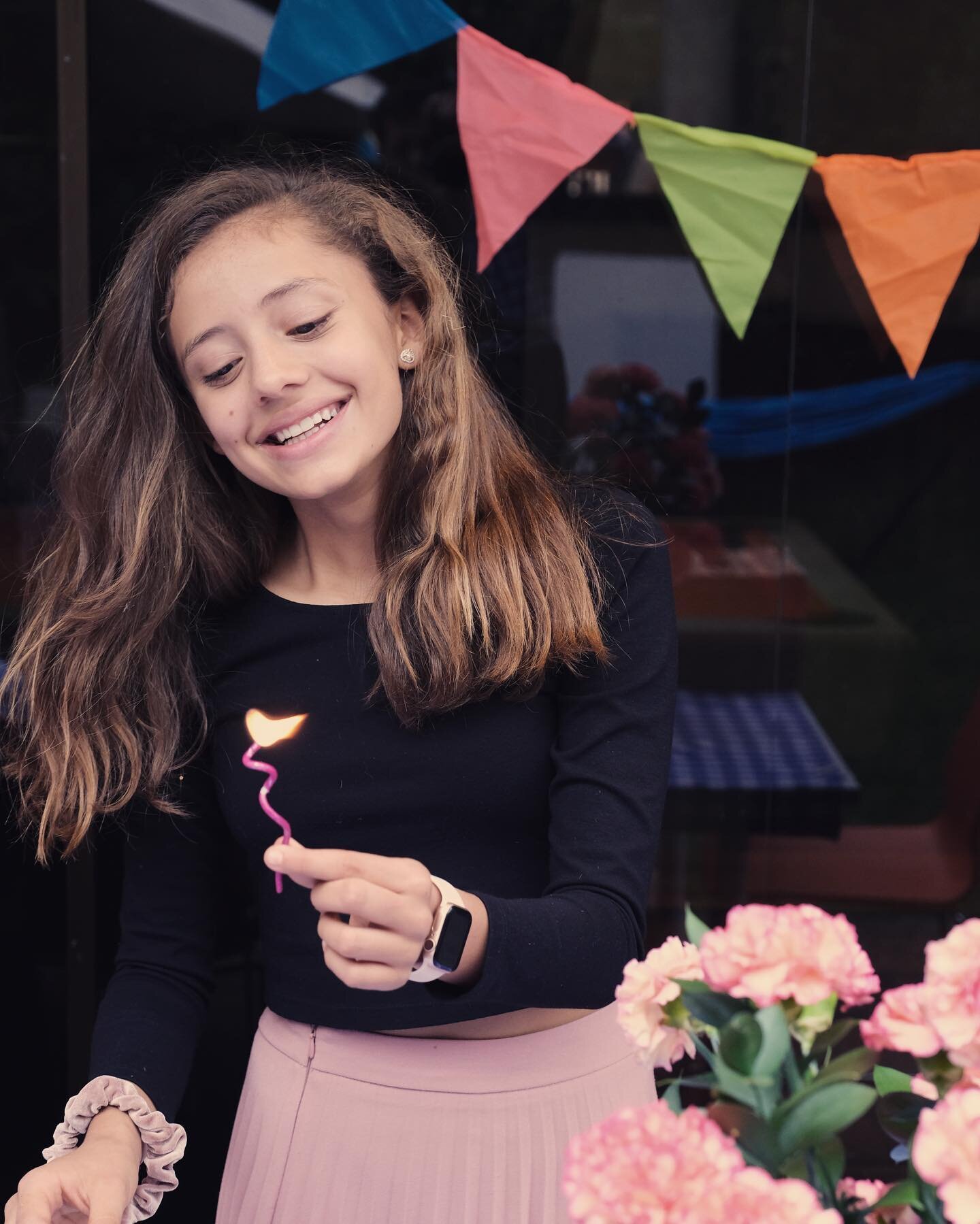 As&iacute; se ven las girafas cuando cumplen 14 a&ntilde;os... @isara_nassar @fujifilmx_col hoy en mi canal de YouTube mis ideas sobre el 56mm f1.2 de Fujifilm #shotonfuji #fujifilm #fujixt4 #fuji56mm #candidphotography #candidportrait #familyisevery