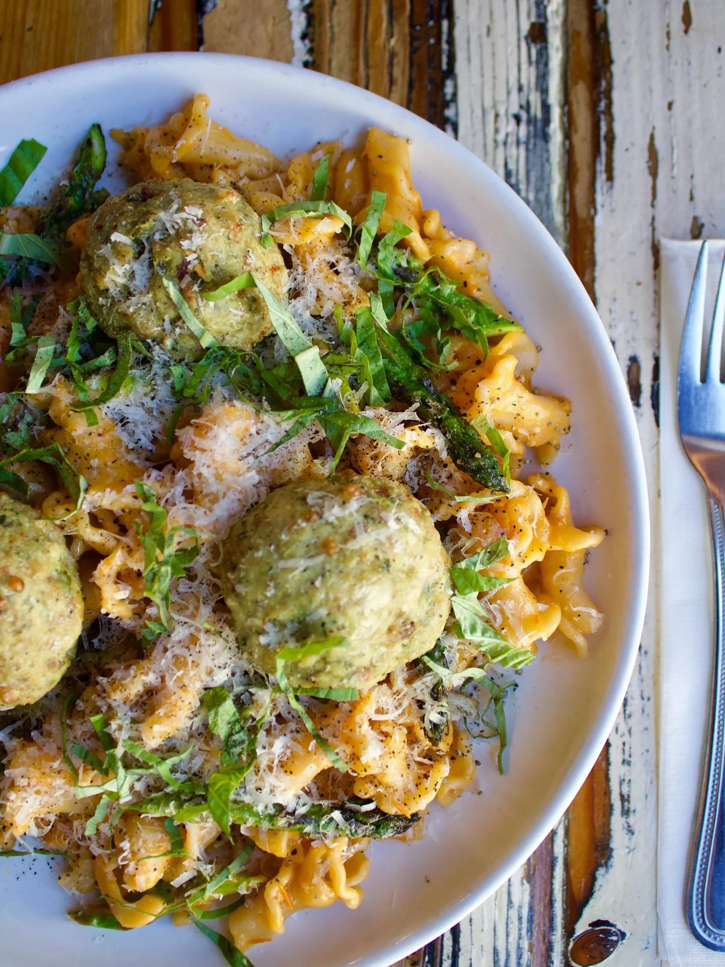 Introducing our NEW fall entree: The Meatball Pasta🌿
Complete with house-made campanlle, chicken & pork meatballs, cherry tomato butter sauce, asparagus, fresh basil, pecorino, & cracked black pepper🍂🍃