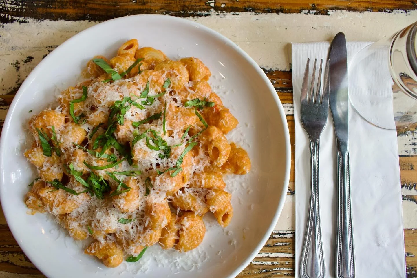 Pasta Alla Vodka 🍝
Have you tried our house-made pasta yet? Let us know your favorite 🥂