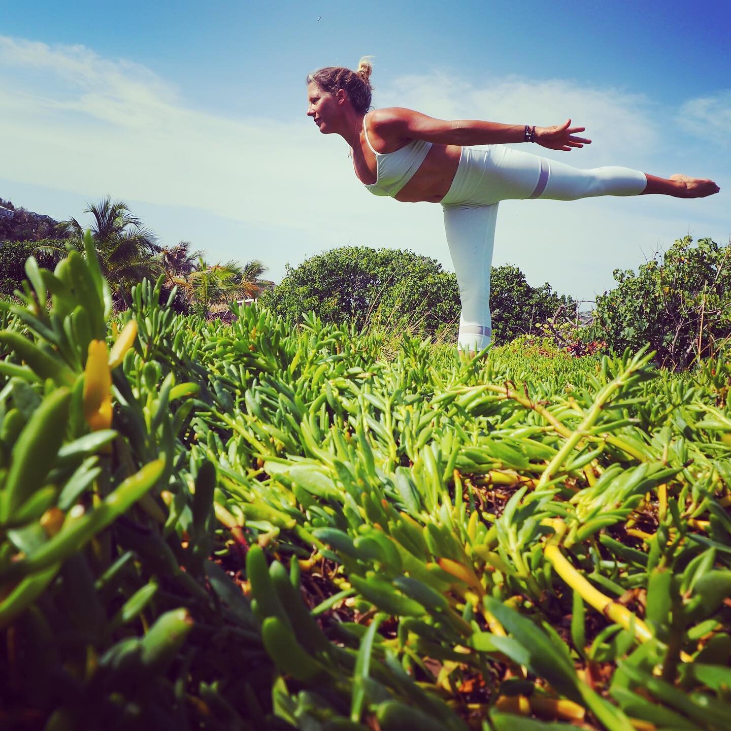 SUNSET YOGA ///

Parce que c&rsquo;est l&rsquo;&eacute;t&eacute; et que nos journ&eacute;es sont rallong&eacute;es mais nos esprits tout autant agit&eacute;s&hellip; Je vous invite pour un cours de yoga &agrave; l&rsquo;heure du sunset. 

O&ugrave; ?