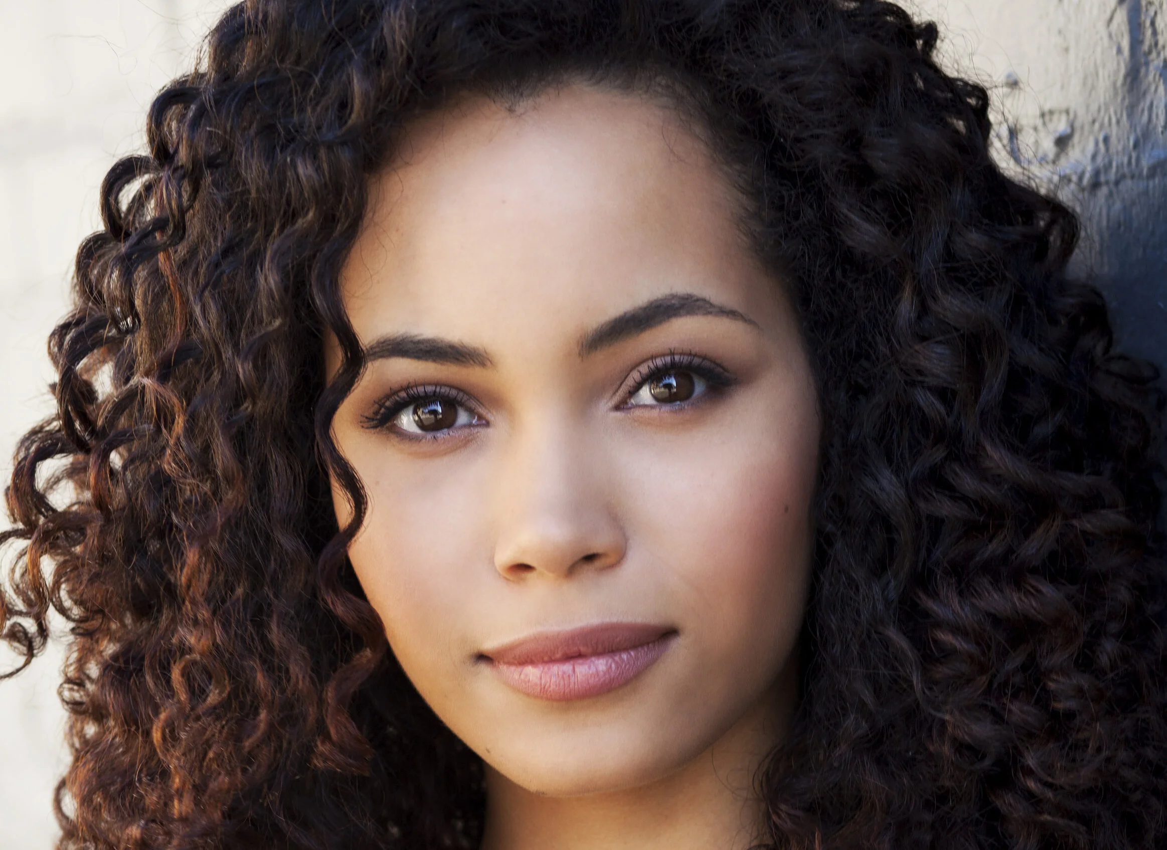 Madeleine Mantock joins Jennifer Saunders in BLITHE SPIRIT in the West End