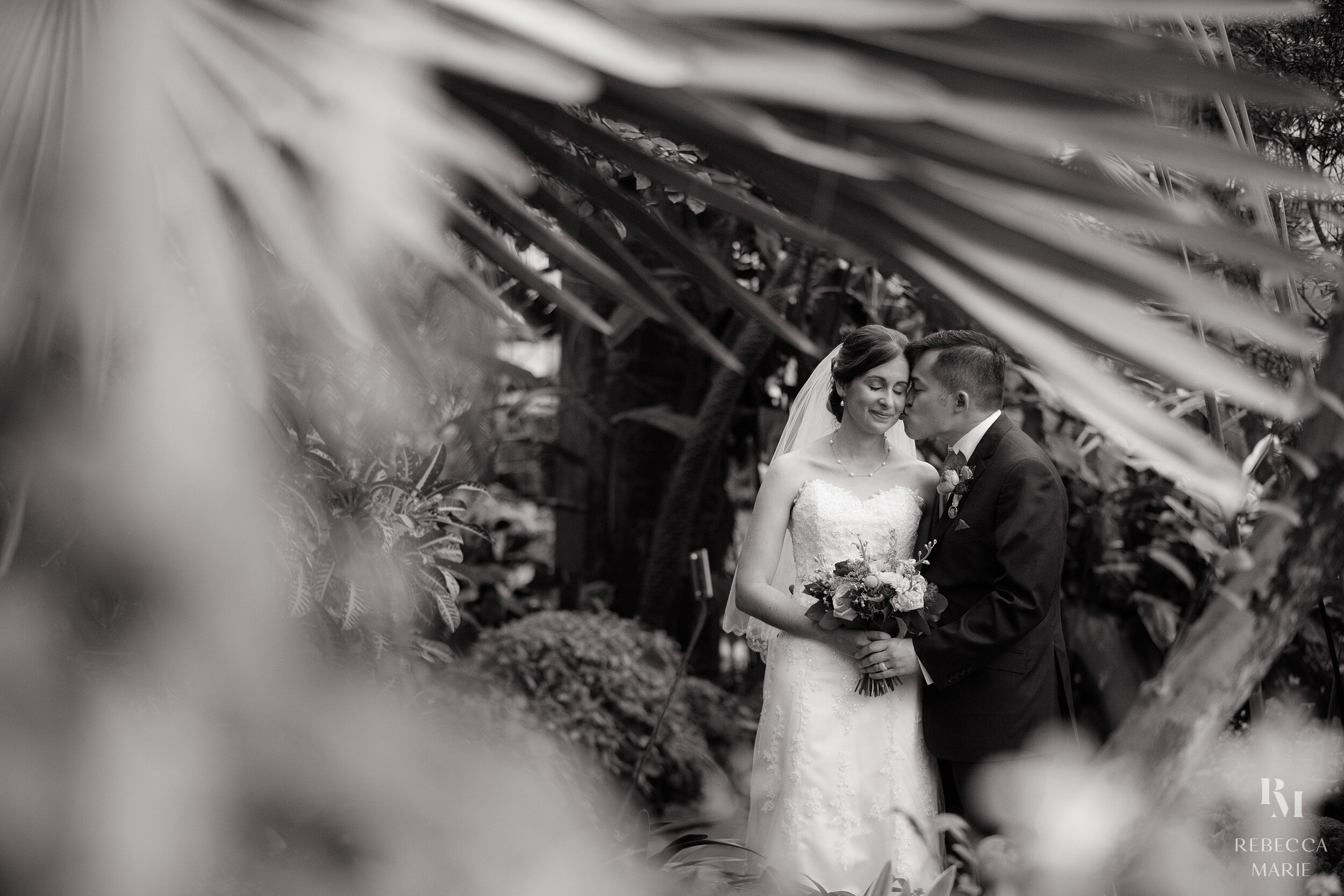 Lincoln-Park-Conservatory-Real-Wedding-Rebecca-Marie-Photography_0001.jpg