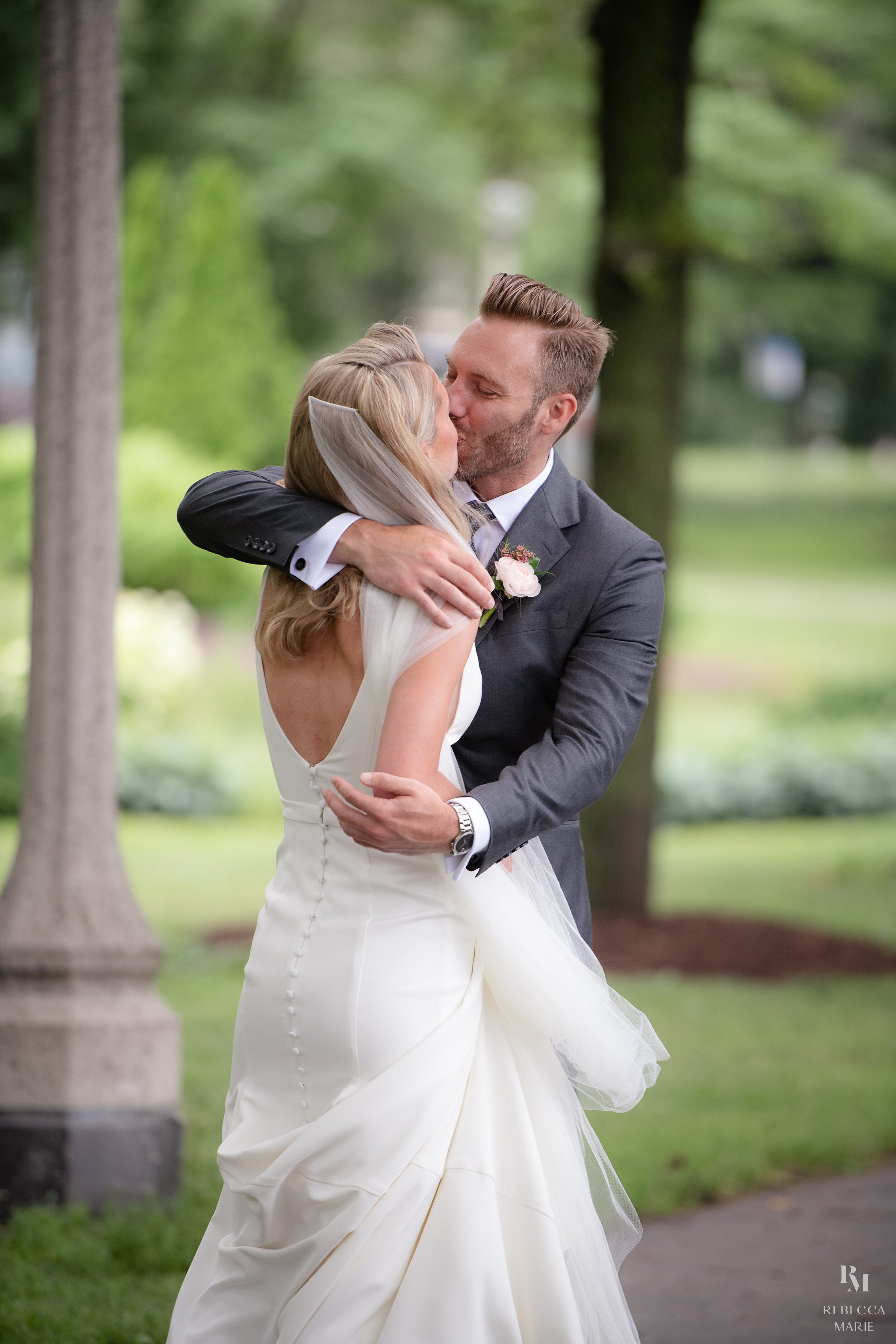 Adler-Planetarium-Real-Wedding-Rebecca-Marie-Photography_0028.jpg