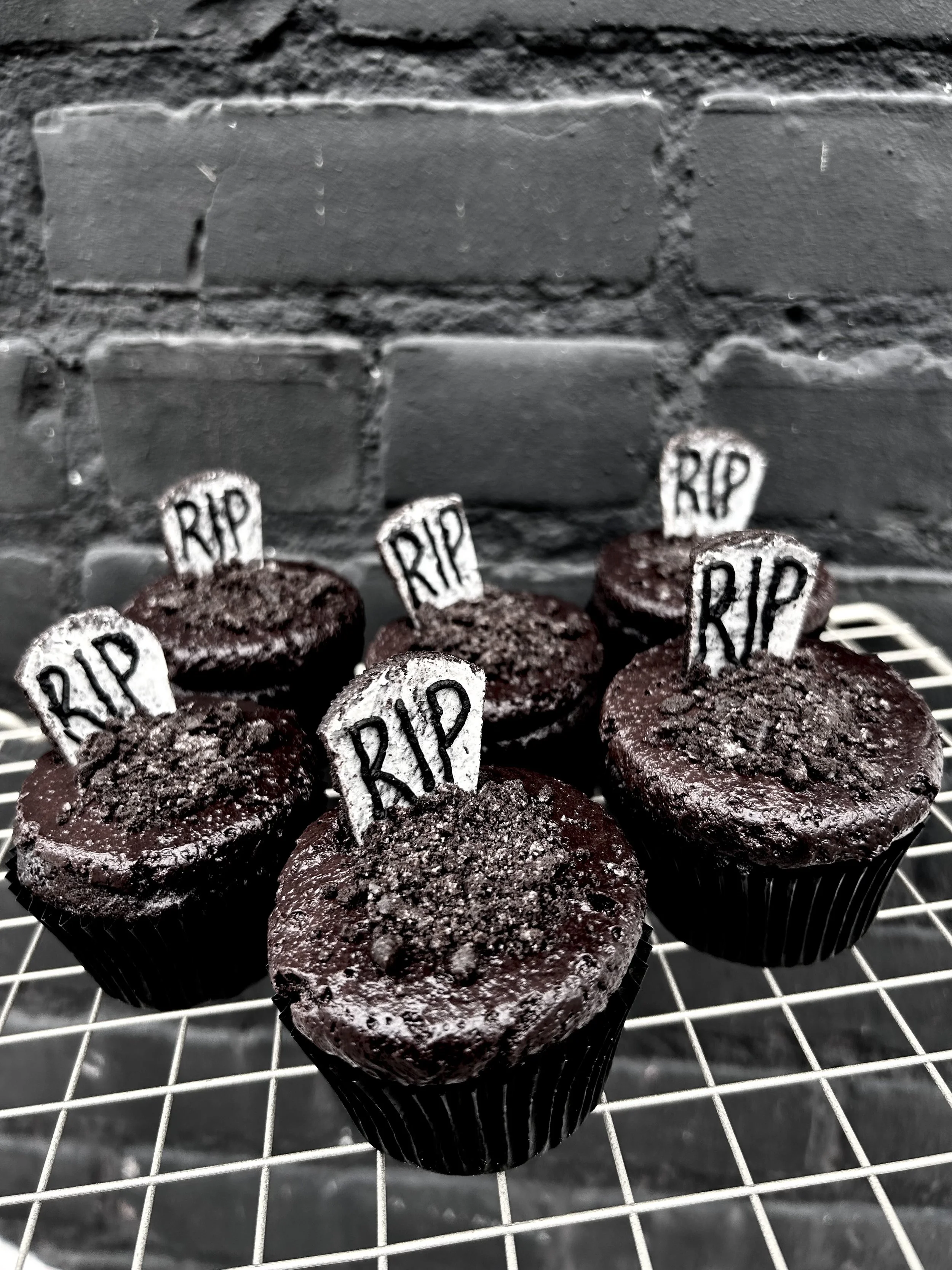 Graveyard Cupcakes 1/2 dozen