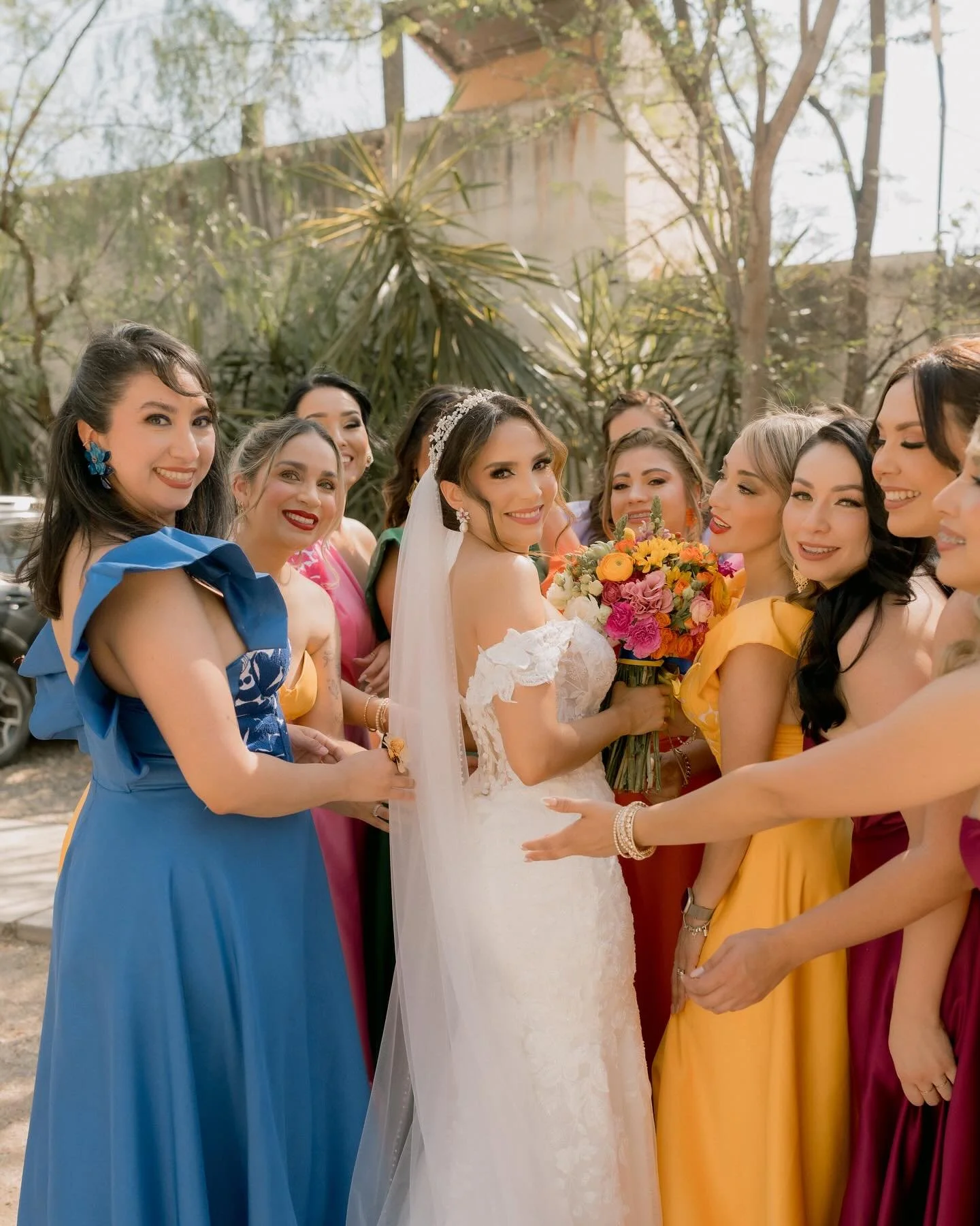 (Pre-Wedding) POV: The world stops. Son tus girlies y tu. Y nadie m&aacute;s. 

Agradecida con la hermosa novia, Fabi, por su confianza. Trabajamos 12 vestidos para sus damas en 2 modelos distintos y en 6 colores.

Bordado x Maestras de San Juan Ulis