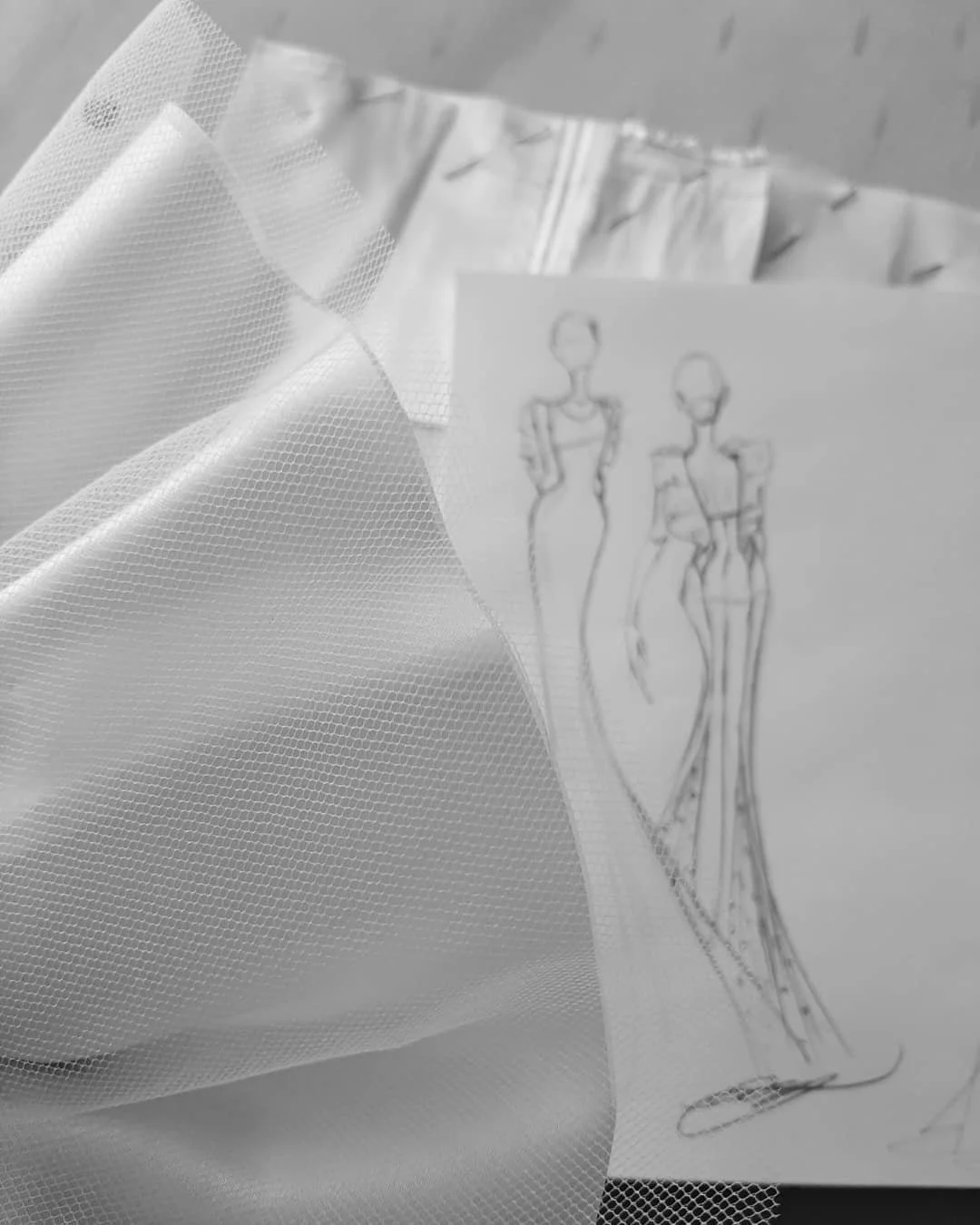 Se preparan las muestras para comenzar la etapa de confecci&oacute;n. Aqu&iacute; un pedacito para que vean lo que hay detr&aacute;s de cada pieza 🥂 
&bull;
#MuestraTextil #BocetodeModa #Tulle #MuestradeTela #ModaResponsable #Dise&ntilde;osAlejandra
