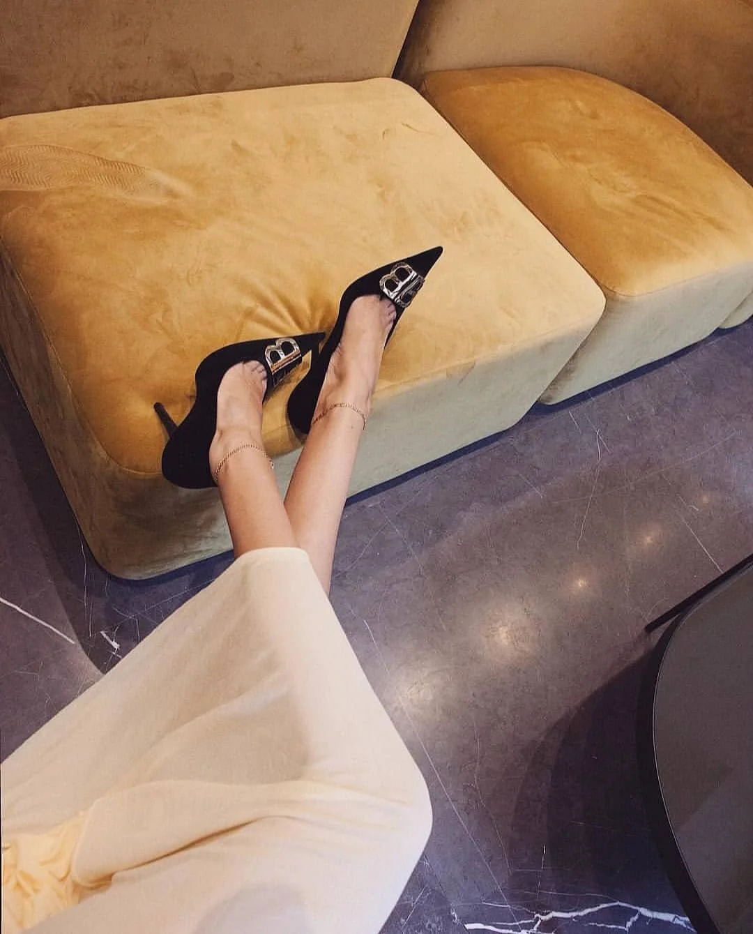 Cada paso con estilo&mdash; al #balenciaga
&bull;
Repost de @cricketfashion