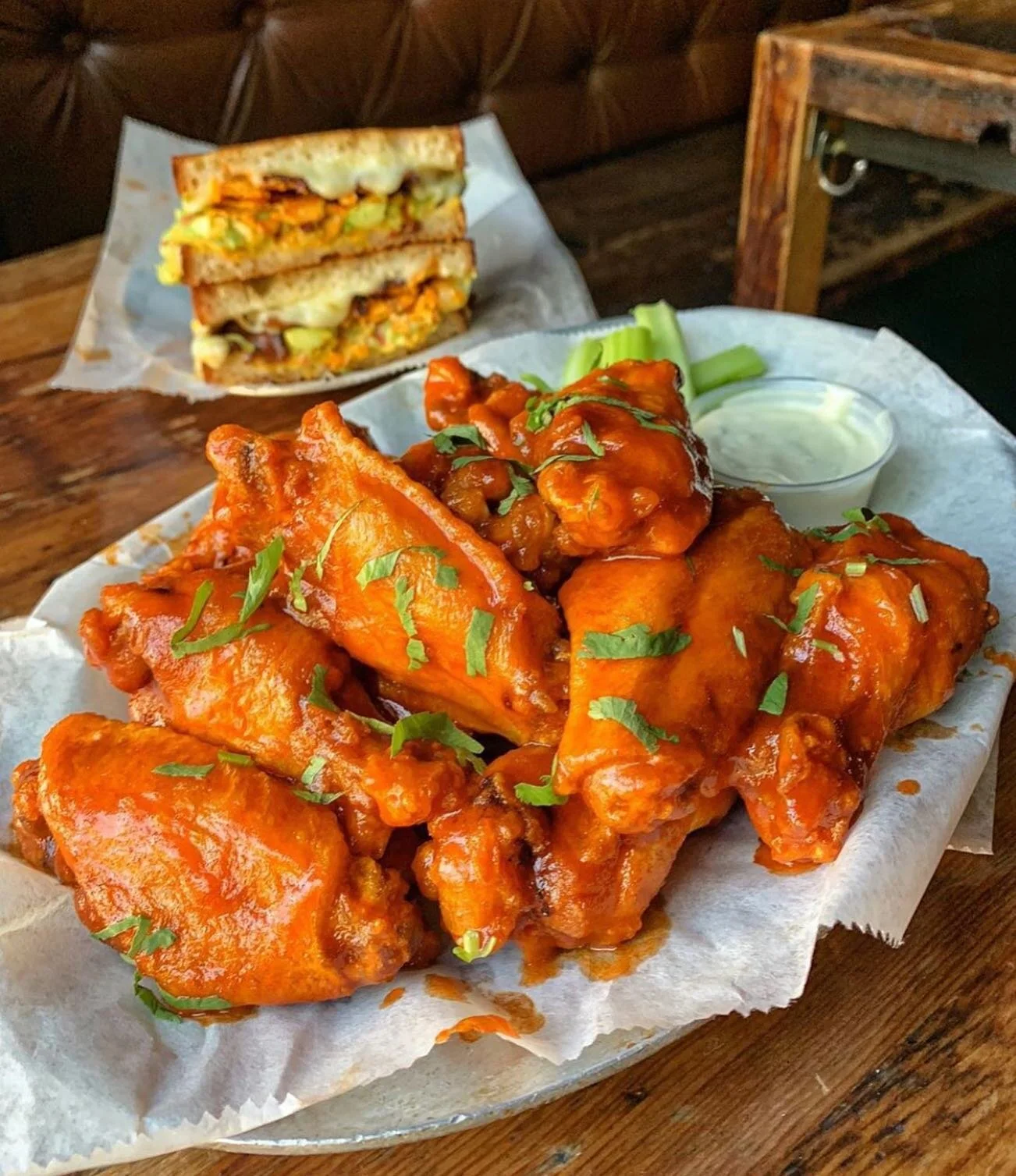 Searching for the perfect wings? Say no more...download @8itapp to find all NYC&rsquo;s best wings instantly 📲🍗

#wingwednesday #nyceats #bestofnyc #hangry #buffalowing