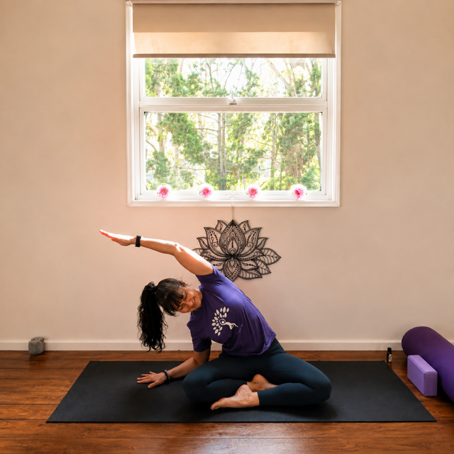 Jodie teaching seated side stretch
