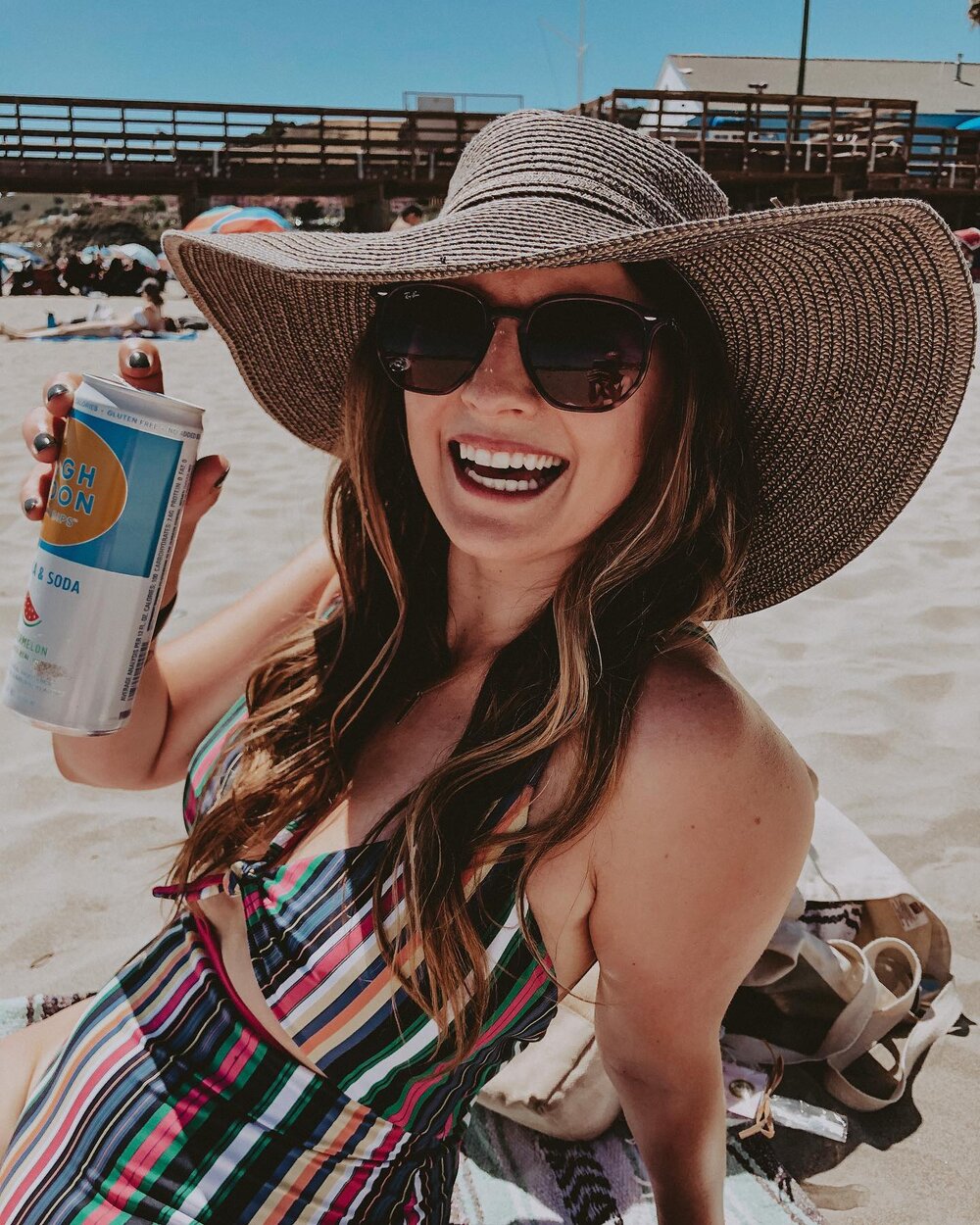 ARE YOU A SELTZER FAN? 🙋🏼&zwj;♀️

Okay, I&rsquo;ll admit&hellip; I&rsquo;ve tried 𝒓𝒆𝒂𝒍𝒍𝒚 𝒓𝒆𝒂𝒍𝒍𝒚 hard to resist seltzers and choose wine over them🤷🏼&zwj;♀️. Yet, earlier this summer, I decided to be more open-minded and try a few.  Som