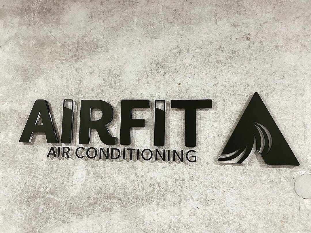 New office signage on exposed concrete 🤩 @airfit_airconditioning 

Looks amazing 🙌

Thanks for the shoutout 🤗

Big shout out to our brand consultant at #vanessamaverco

#branding #heatingandcooling #newsignagedesign #monocolour #branddesign #offic