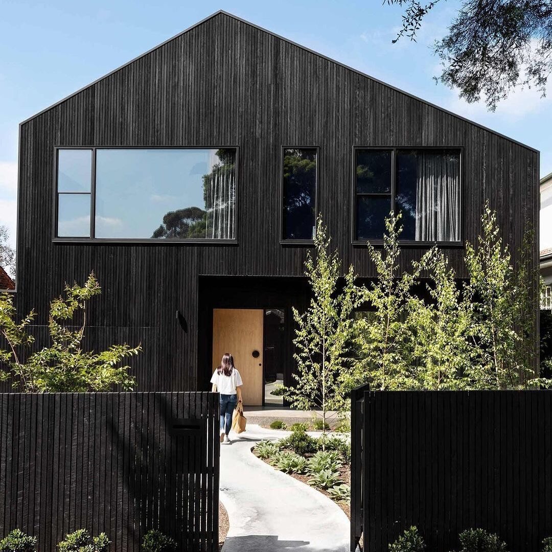 How lovely and inviting does this home look? Popping this one on the vision board 🙏🏻

@insideoutmag 

A unique Nordic-NZ character is achieved via the black, shiplap timber-clad, asymmetric exterior of this Camberwell home.⁠
⁠
Unconventional inside