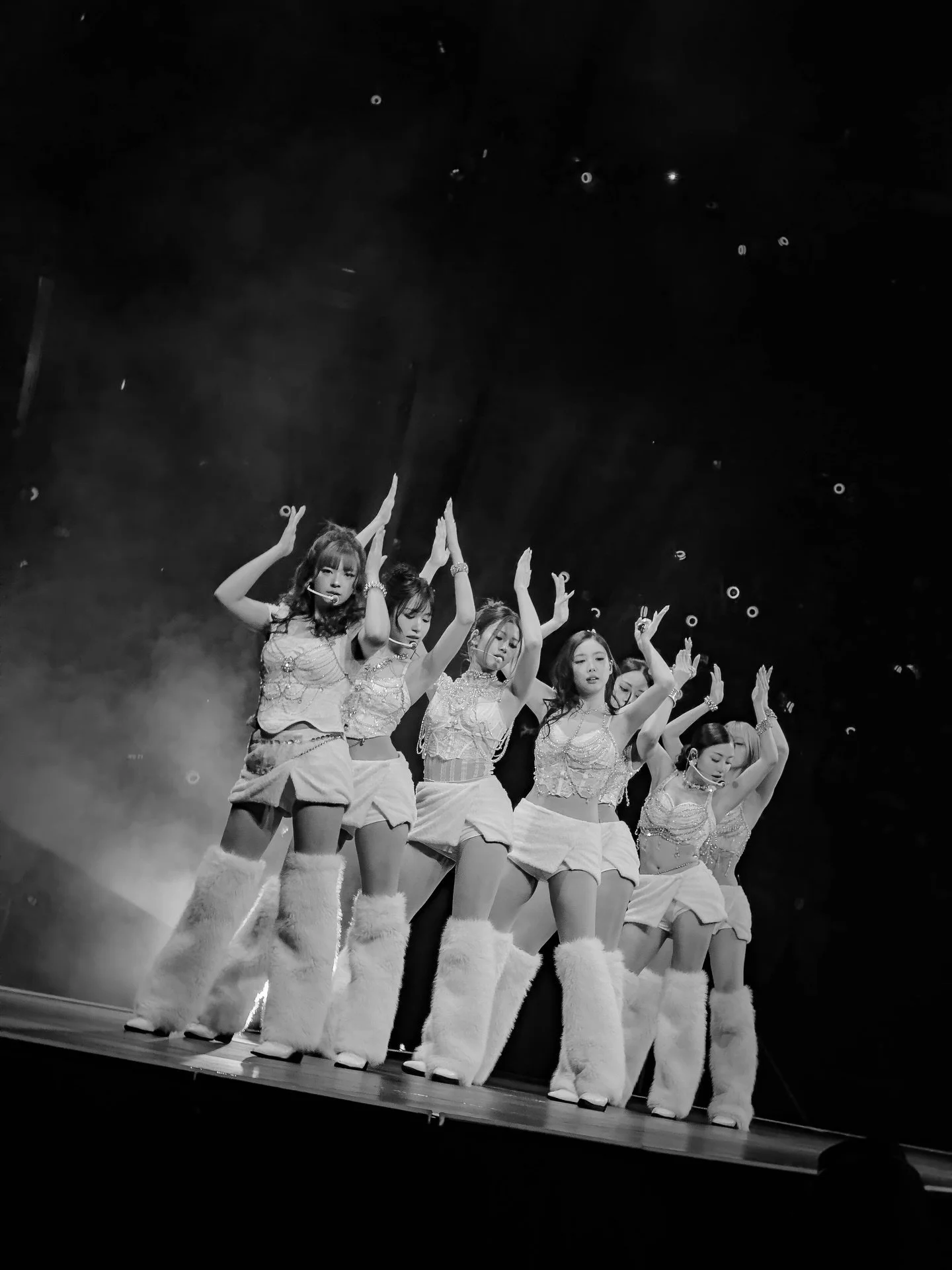 when you bring 6 of your friends to see @twicetagram and then ask them if you can airdrop their photos 🥸😂, this show was awesome, the stage production is insane and per usual sound was on point, the VIP soundcheck was super dope, got to say hi to o