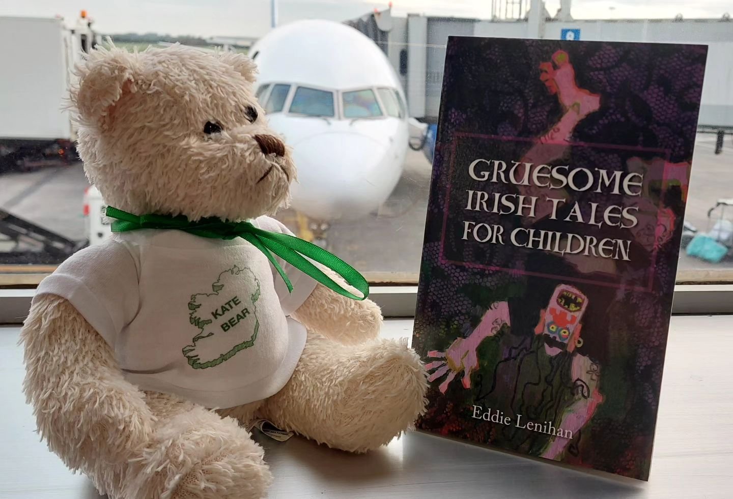 Kate Bear is getting her story straight at the gate 😁

Reading Gruesome Irish Tales for Children (and Teddy Bears) by master seancha&iacute; @eddie_lenihan_official

Let's share stories at @cgpirishfest in @chicagogaelicpark
💚

#whatsyourstory
