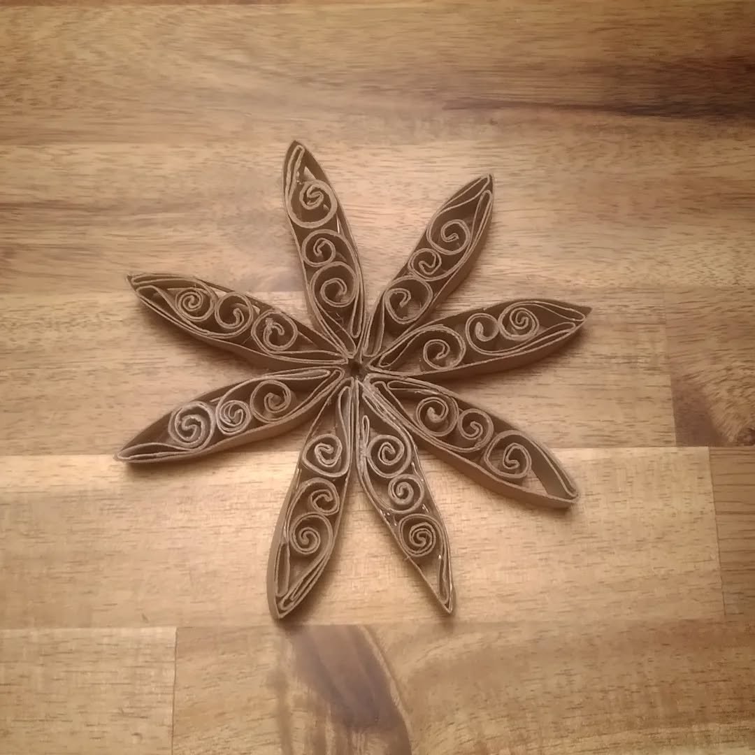 I call this piece &quot;fun with toilet rolls&quot;. Sometimes you just gotta create 💚

#christmascreativity #homedder #neverstoplearning #homeeducated #funwithtoiletrolls #unschoolinglife #homeedlife