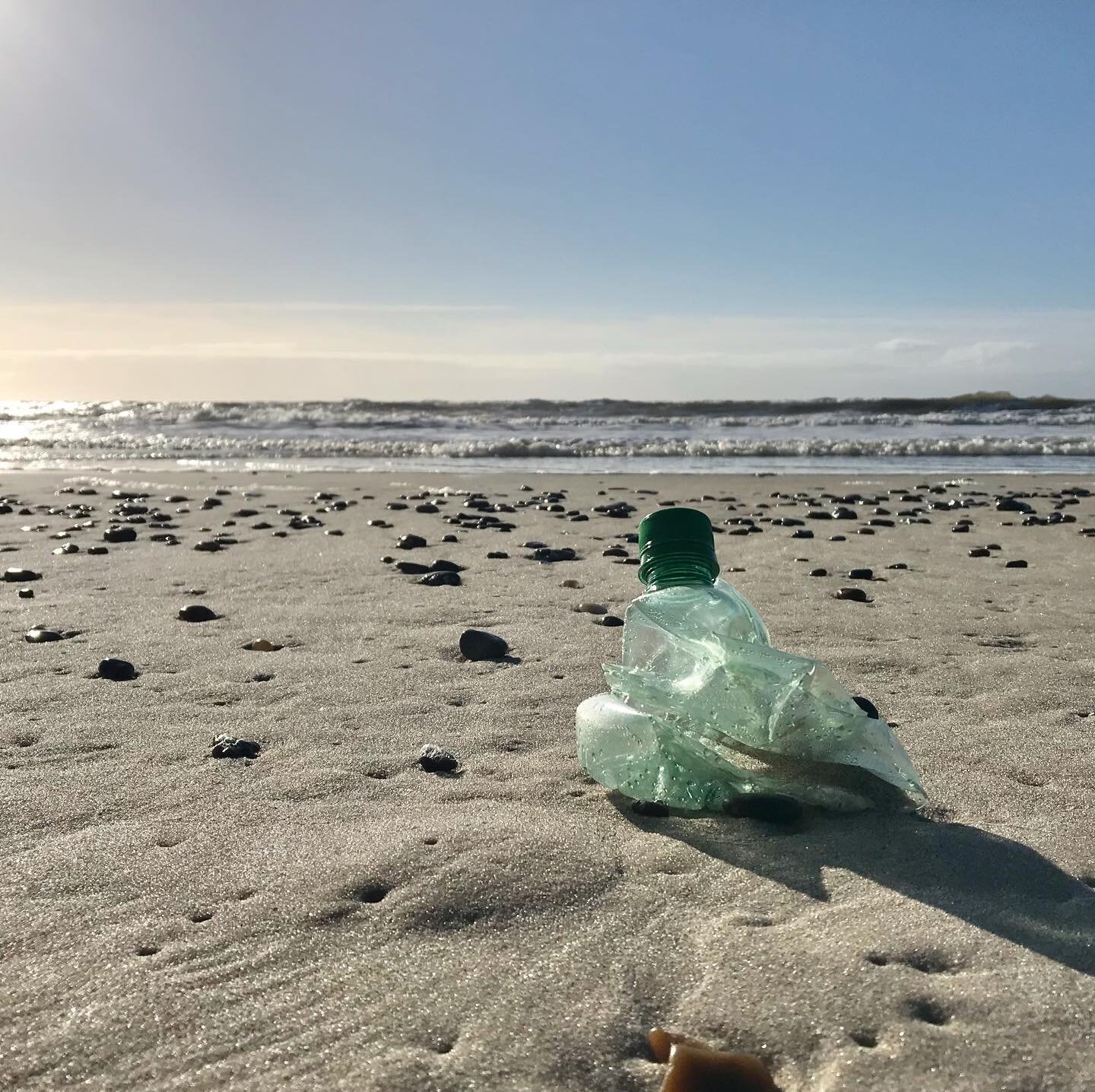 Solen er fremme☀️.
Strandrenseturene bliver lunere og det er dejligt at se at mange vi m&oslash;der p&aring; stranden har en samlepose med 🤙🏼💪🏼🌊💚
.
Inde i biksen roder vi pt, sorry. Vi laver lidt om, men kig ind alligevel 😊. Vi gl&aelig;der os