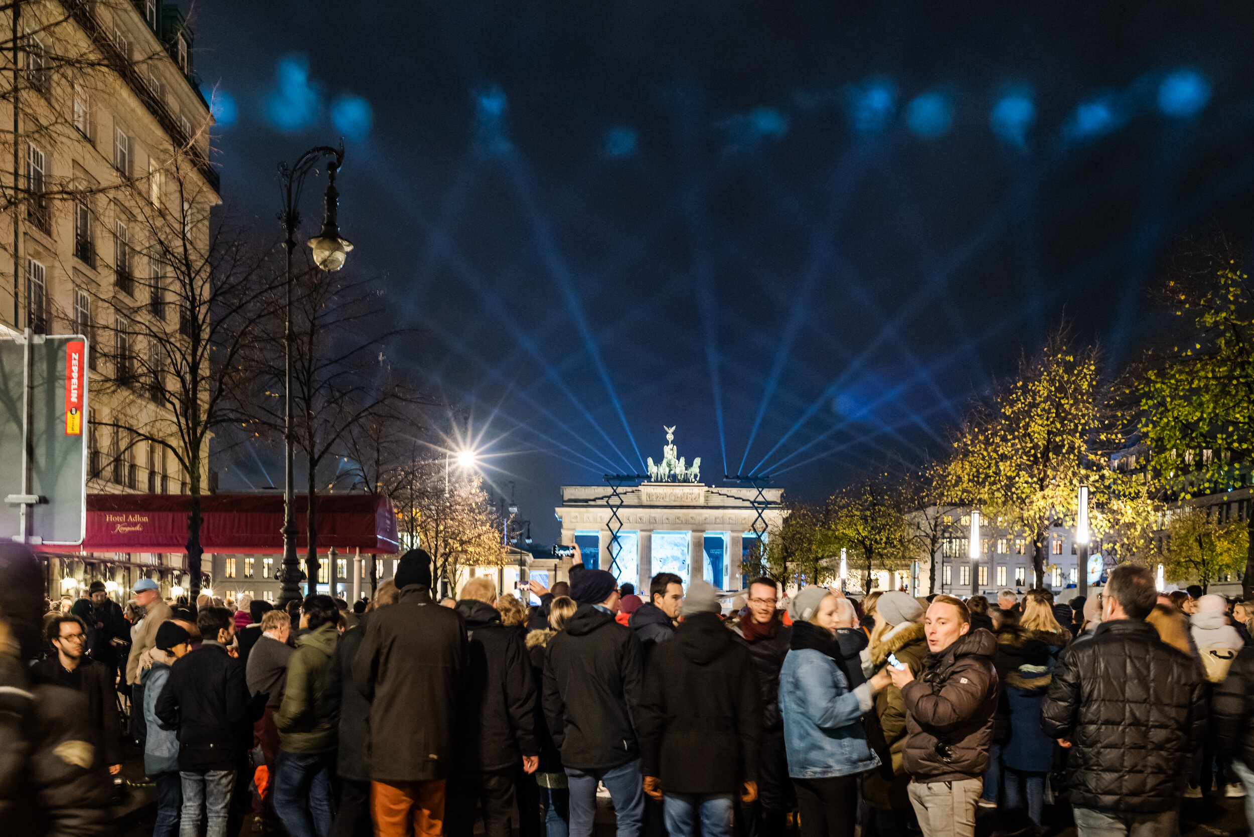  People celebrate in front of the Brandenburg gate. 