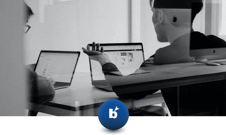 due consulenti si confrontano davanti ai loro computer