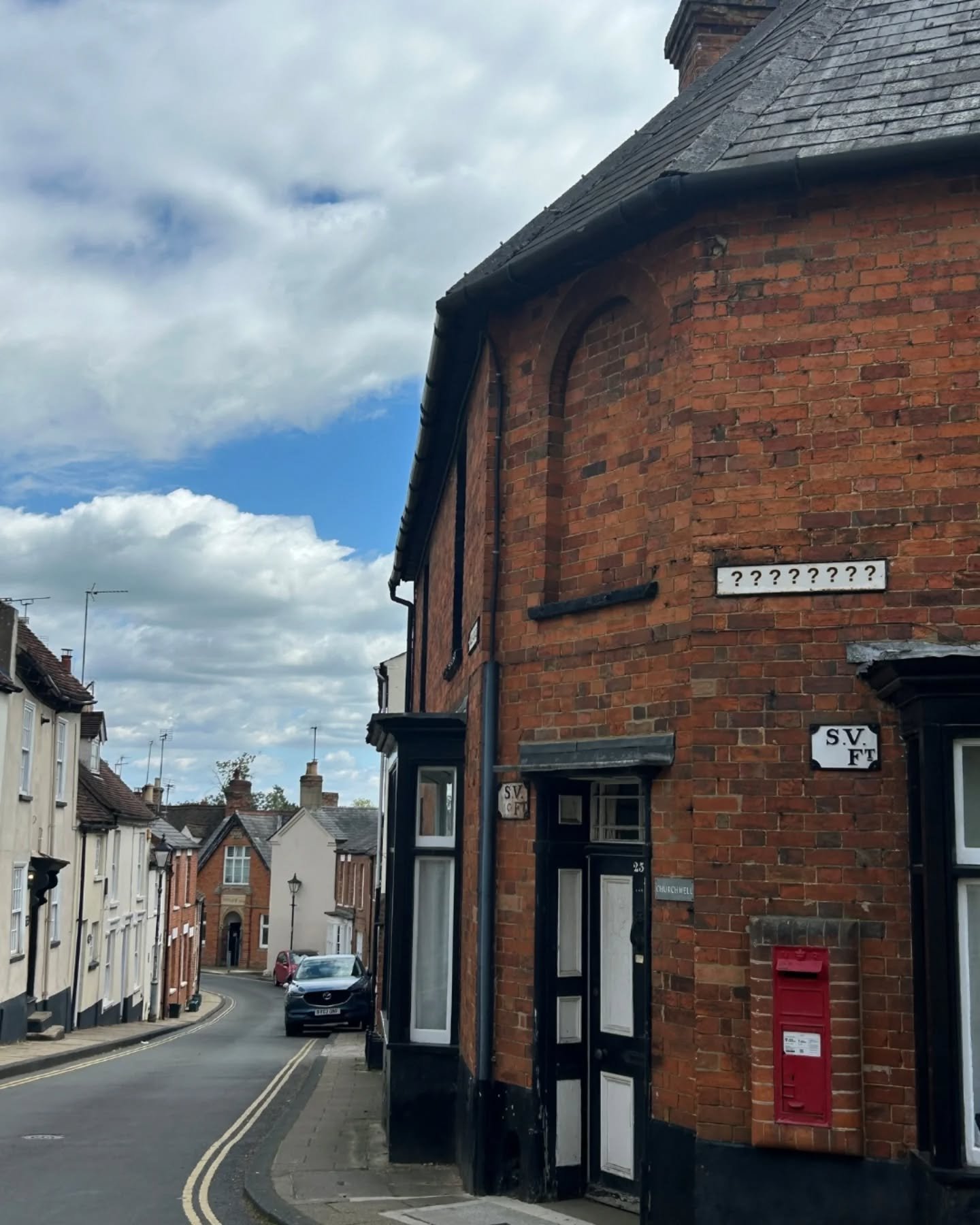 Guess the Buckingham street sign🪧🏡...
Anagram -  screech truth

Inspired by @aylesburytown 

#DiscoverBuckingham #buckingham #anagram