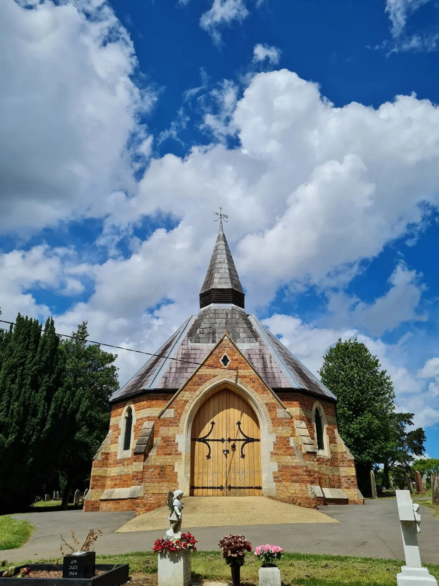 Brackley Road Cemetery 🪦🌸

Established in 1856, fascinatingly, the very first person to be buried there after it opened was a woman named Elizabeth Buckingham!

Join the Commonwealth War Graves Commission for a free public tour of the war graves at