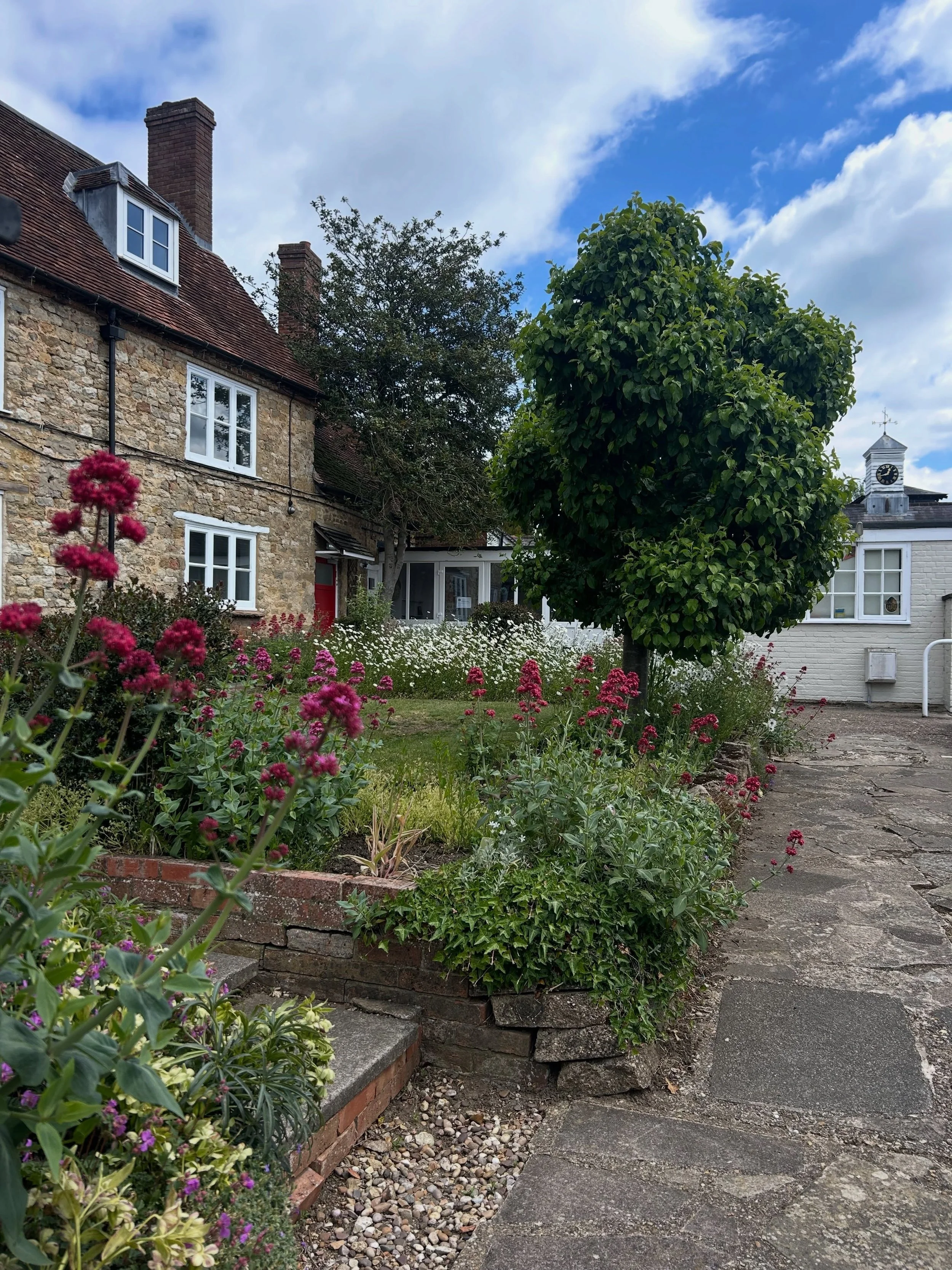 Outside The Buckingham Bookshop was looking absolutely beautiful today! 😍📚✨

Open Fridays &amp; Saturdays, this lovely independent bookshop has a wonderful selection of books, and Alison is always so friendly and helpful. She also runs a popular lo