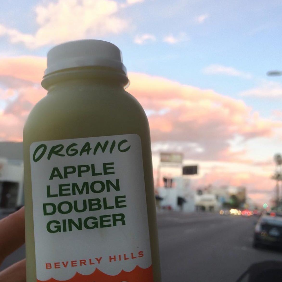 Nothing better than sunsets and fresh ginger juice to end the day~ ✨ 

📸: @hjhydrates

#juicing #freshpressed #organic #coldpressed #raw #juice #farmtotable #local #familybusiness #localfarms #health #vegetarian #vegan #beverlyhills