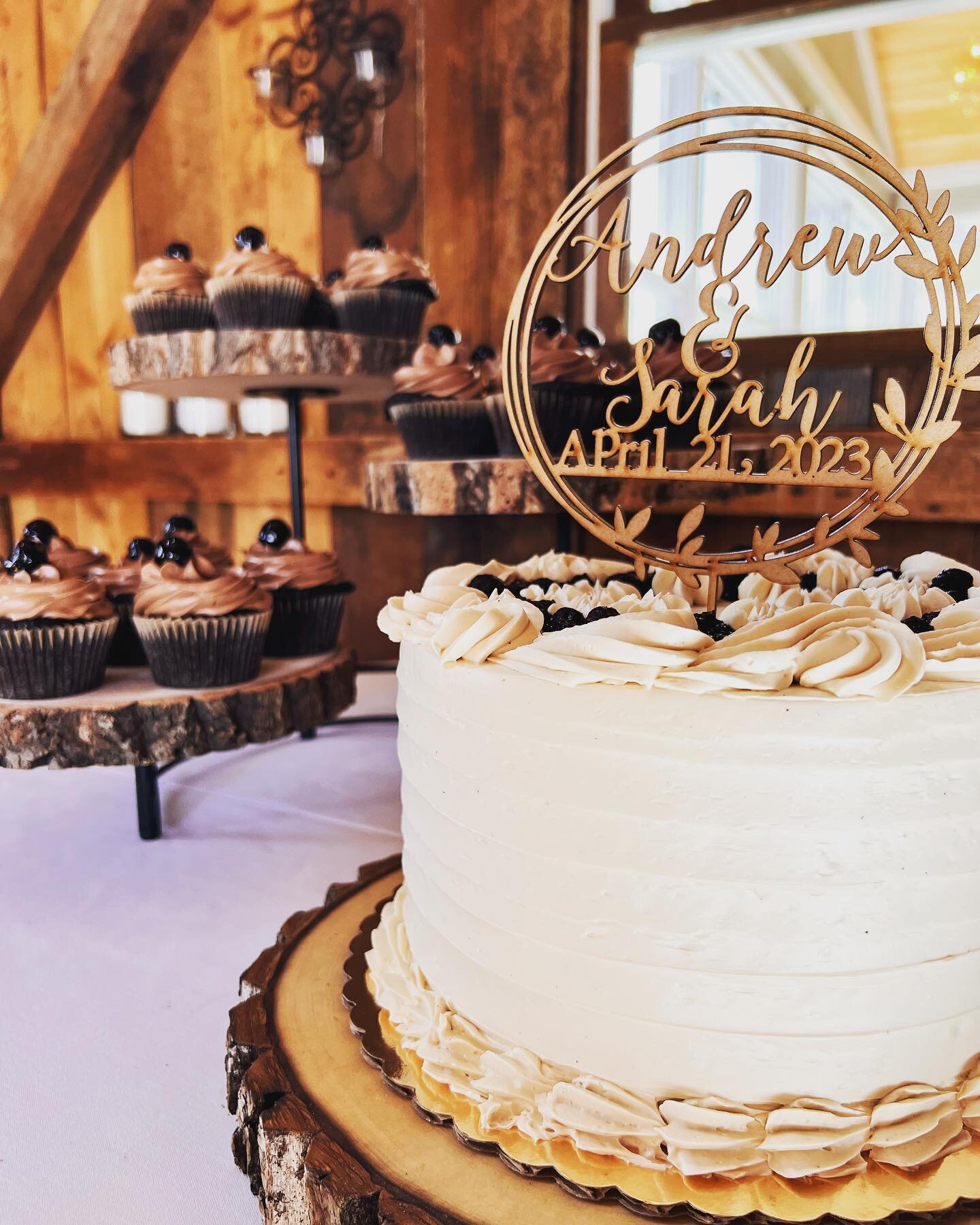 Congratulations to Sarah and Andrew! 
.
They are kicking off my 2023 wedding season @1824house today!
.
Maple Caramel cake and and Chocolate Cherry cupcakes
.
.

#vtwedding #vermontwedding #weddings #vtbaker #weddingcake #cake #buttercreamcake #vermo