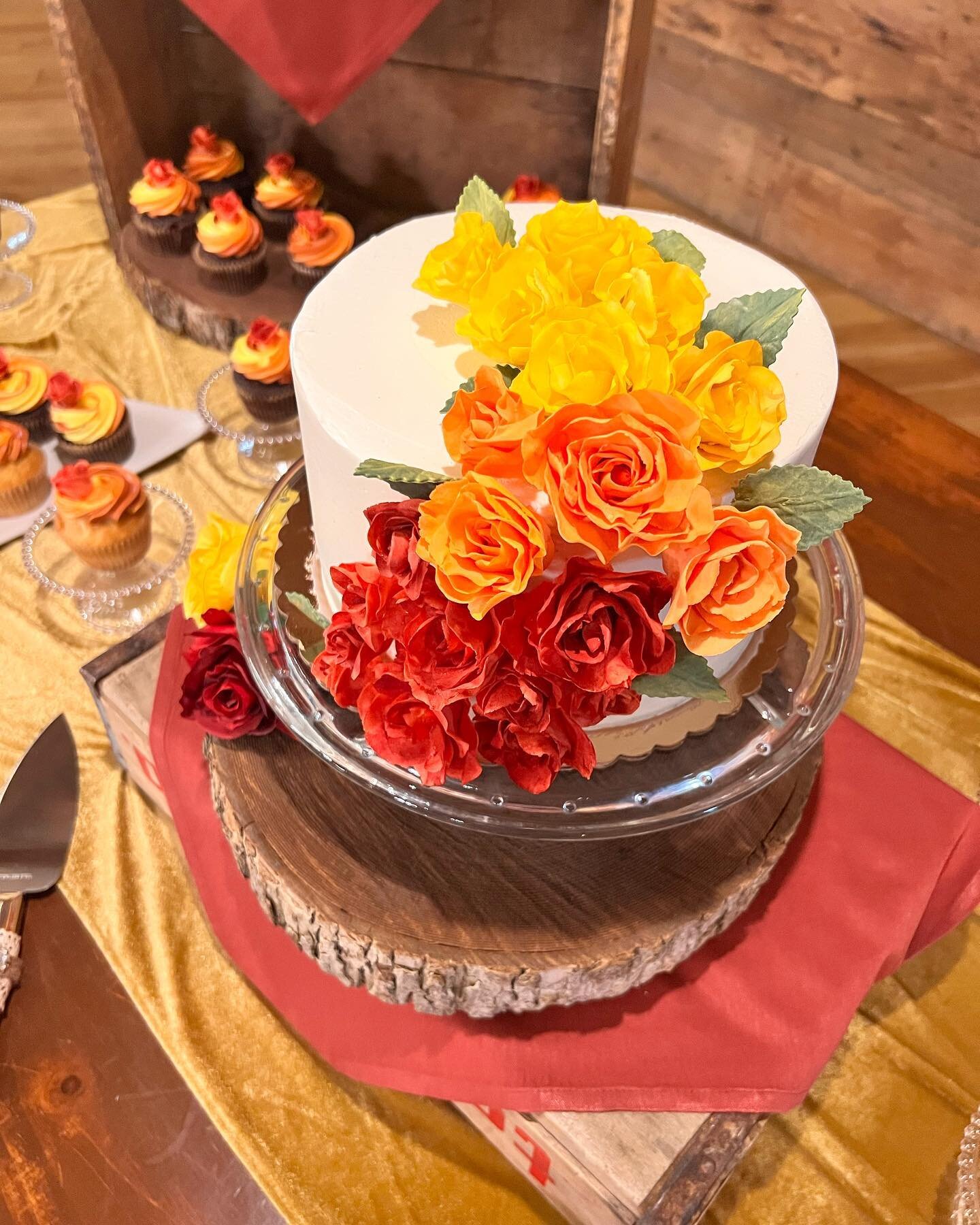 Congratulations to Sharon and Lukas! Sharon had a detailed vision for her cake and cupcakes and I was happy to make all the sugar flowers to make it happen! 
.
.
#sugarflowers #sugar #gumpasteflowers #vtwedding #vermontwedding #weddings #vtbaker #wed