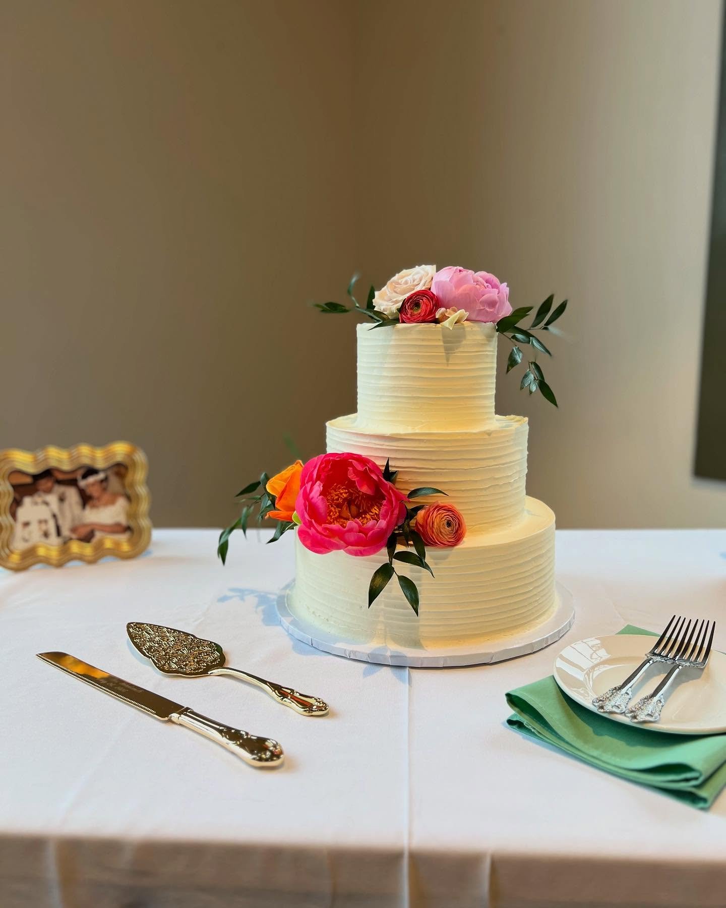 Simple and elegant with beautiful pops of color from @tipsytulipdesigns !
.
Congratulations to M&amp;E!
.
.
#vtwedding #vermontwedding #weddings #vtbaker #weddingcake #cake #buttercreamcake #vermont #vt #wedding #vermontbyvermonters #madeinvermont #s