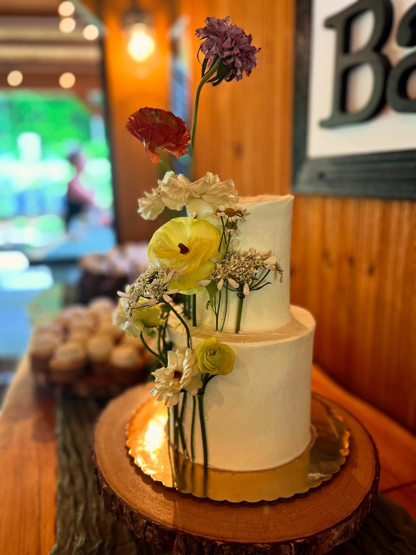 Congratulation to Lauren and John! 💕💕
.
.
.
💐 @memorylane.floraldesigns 
🏠 @madriverbarnvt 
.
.
#vtwedding #vermontwedding #weddings #vtbaker #weddingcake #cake #buttercreamcake #vermont #vt #wedding #vermontbyvermonters #madeinvermont #shopsmall