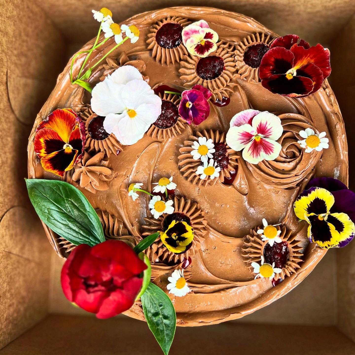 Chocolate Frosting, a before and after love story 
.
.
.
Vanilla Cake with raspberry jam and chocolate buttercream for a very special retirement celebration!
.
.
.
#vtwedding #vermontwedding #weddings #vtbaker #weddingcake #cake #buttercreamcake #ver
