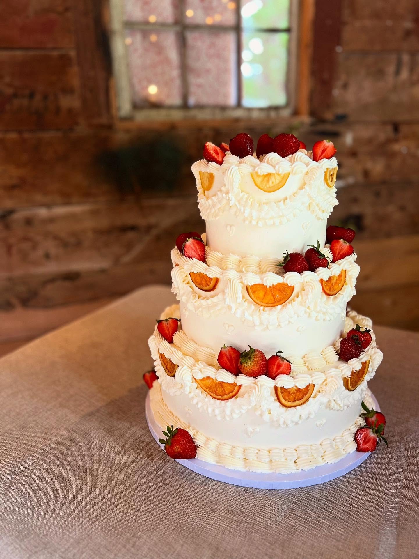 The first Sunny Saturday afternoon in a VERY long time and Ali and Ben&rsquo;s Wedding soaked up every ray of it! ☀️💕☀️
.
Love this vintage cake with little fruit finishes and loved the excitement Ali and Ben brought to the process from the moment t