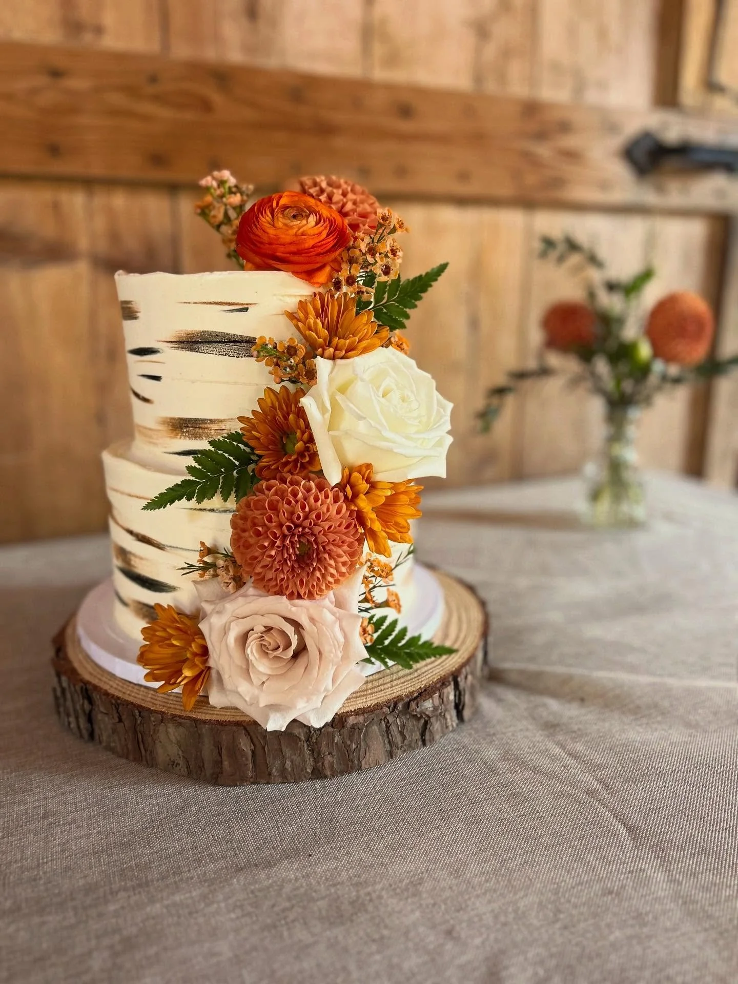 Fall Cozies Through and Through, accompanied by Apple Cider Donuts 
.
Congratulations Nick and Michelle! 
.
.
@the_tillerman_vt 
@memorylane.floraldesigns 
.
.
.
#vtwedding #vermontwedding #weddings #vtbaker #weddingcake #cake #buttercreamcake #vermo